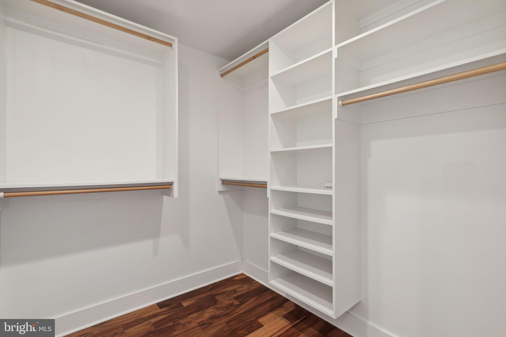 QUEEN VILLAGE - Residential