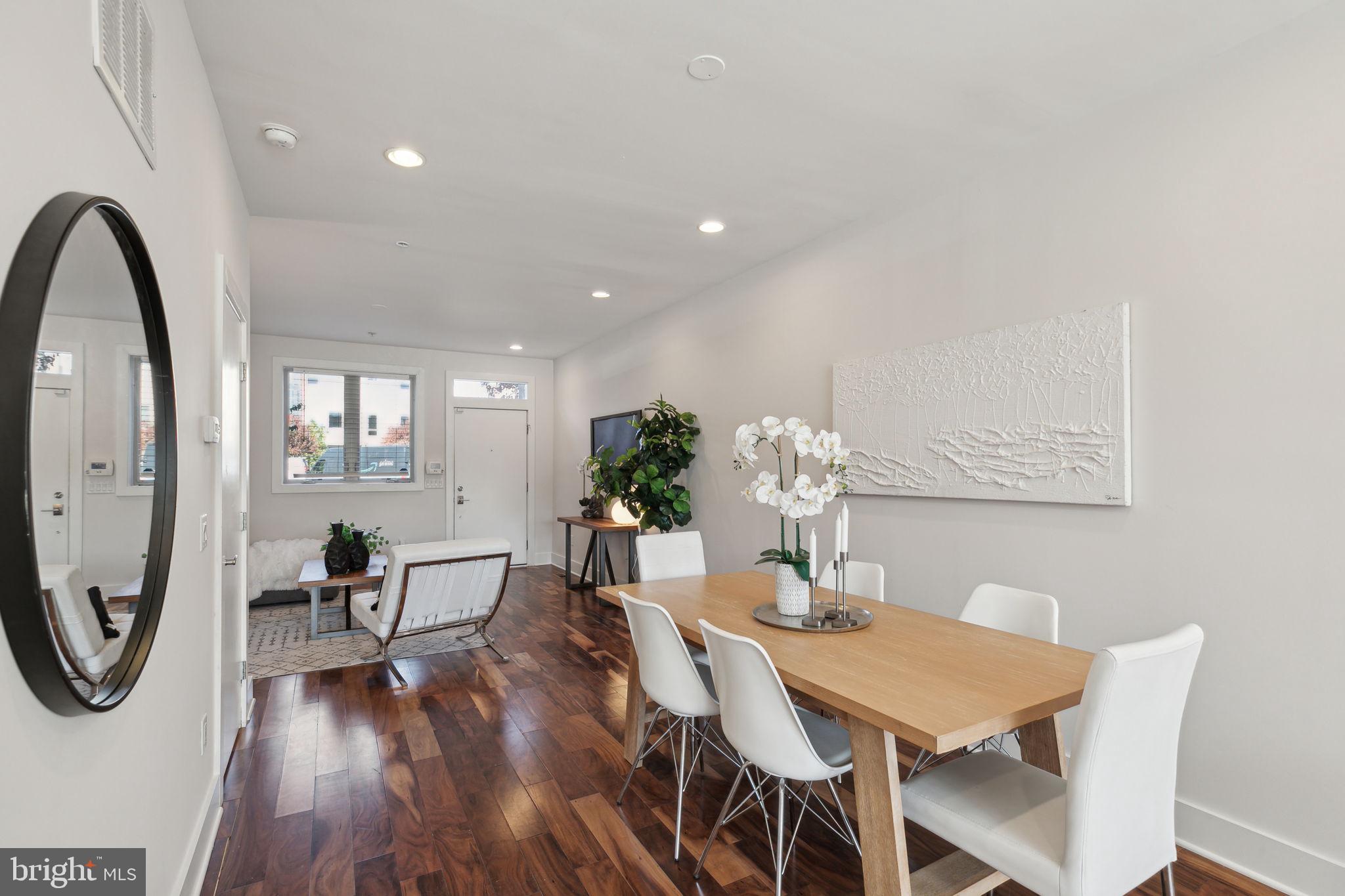 QUEEN VILLAGE - Residential