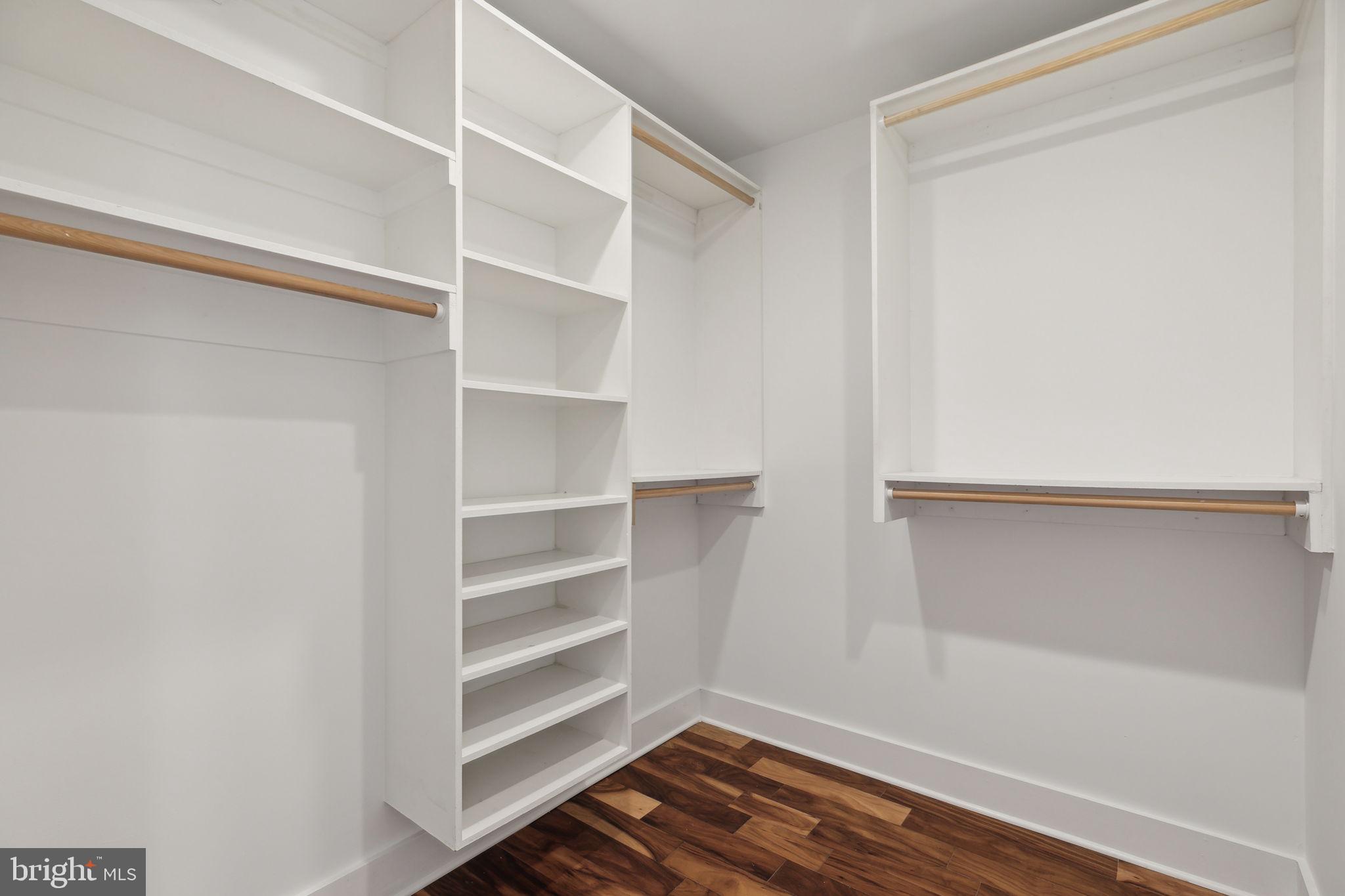 QUEEN VILLAGE - Residential