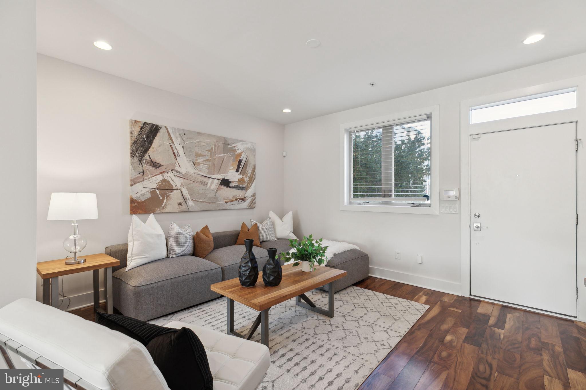 QUEEN VILLAGE - Residential