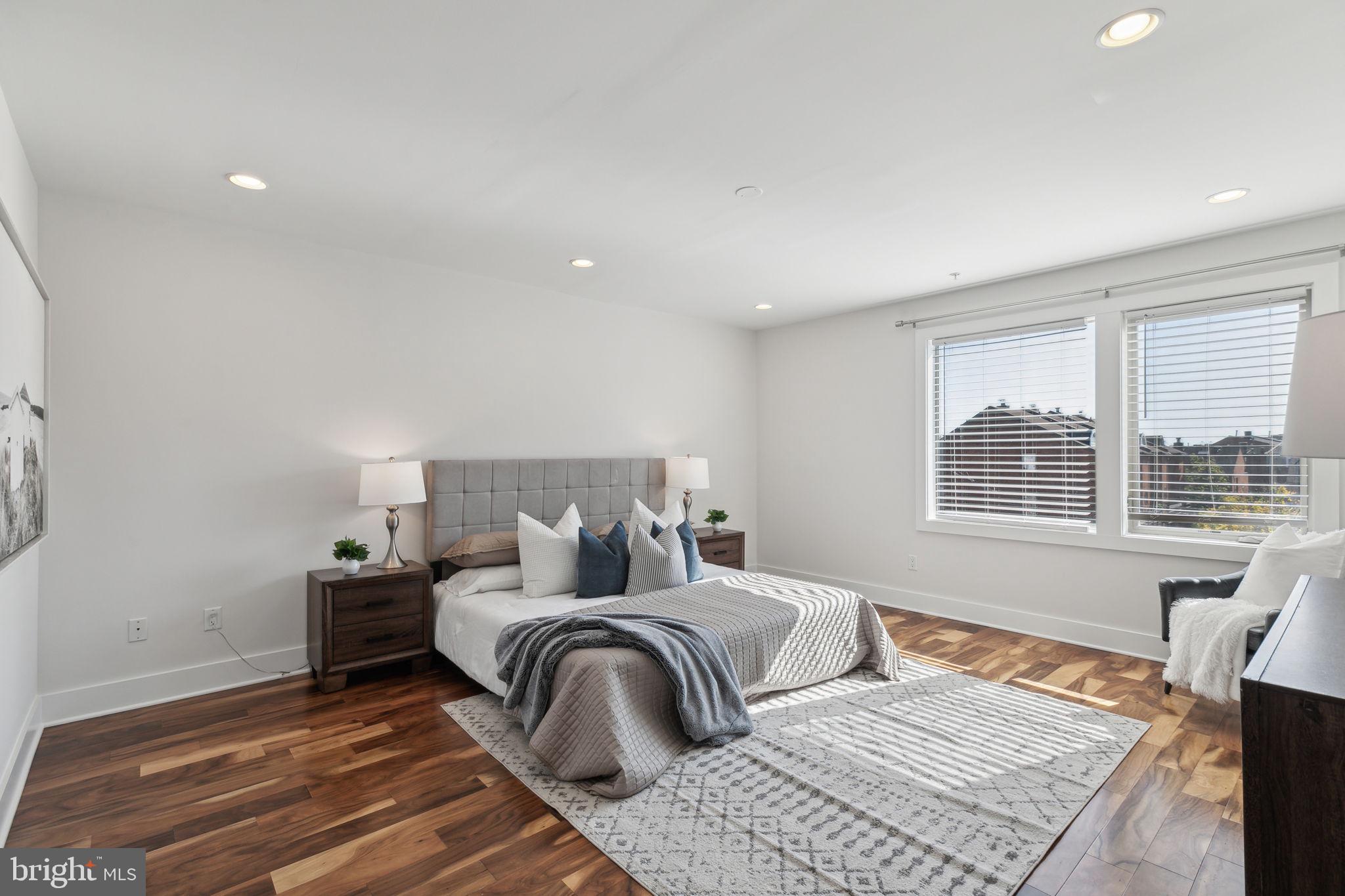 QUEEN VILLAGE - Residential