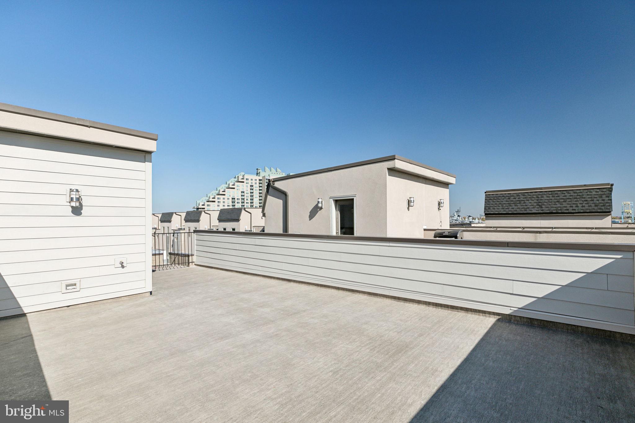 QUEEN VILLAGE - Residential