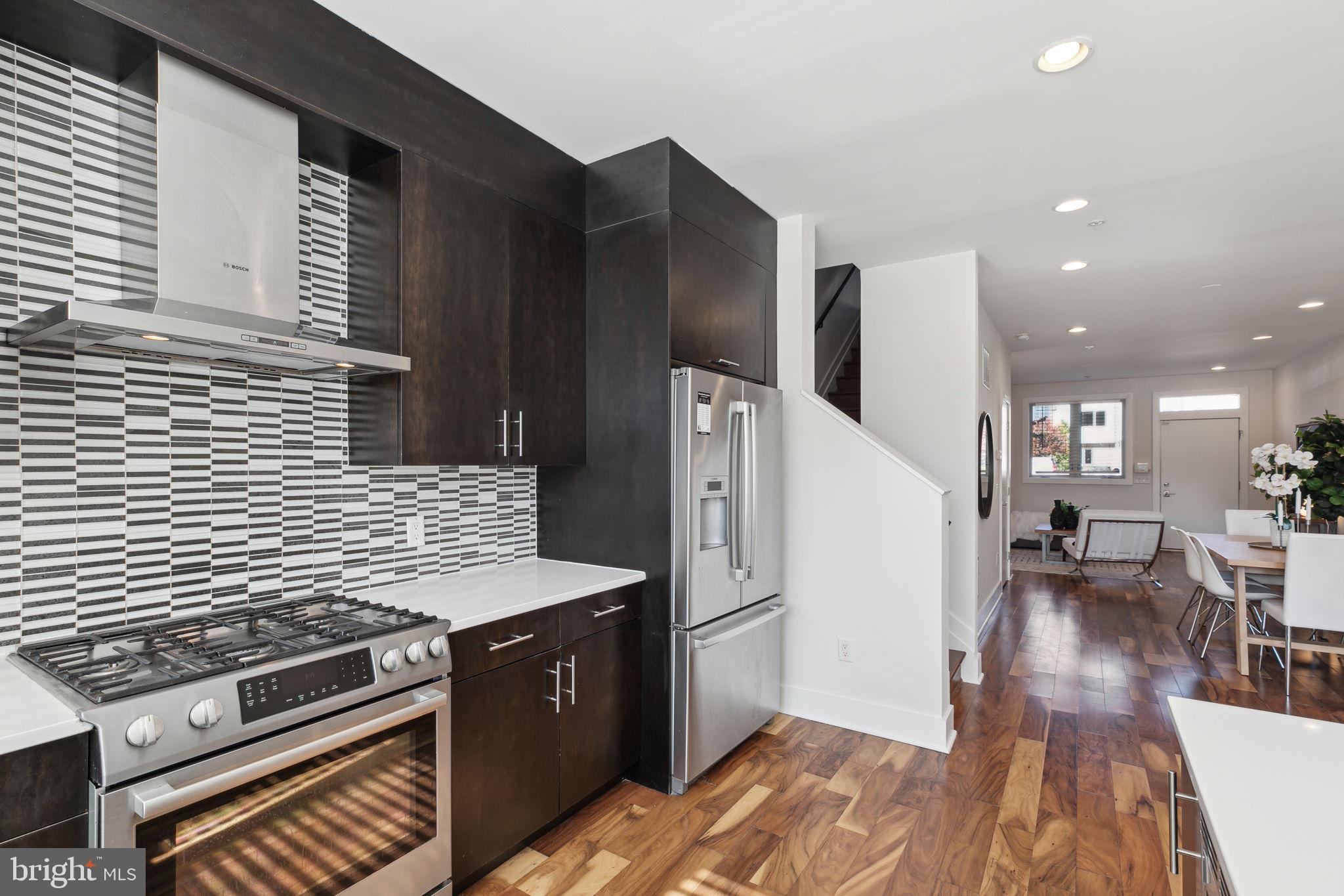 QUEEN VILLAGE - Residential