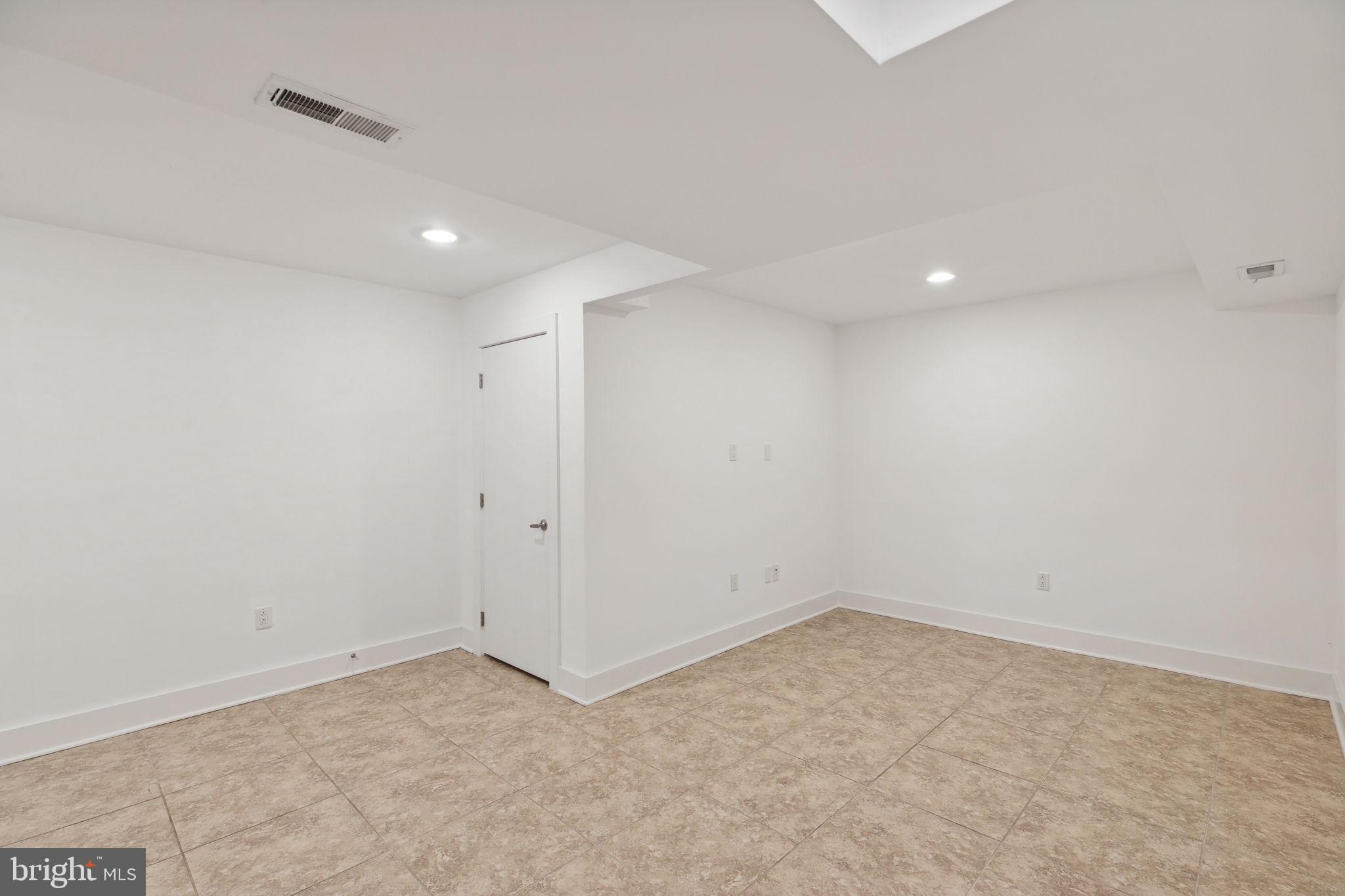 QUEEN VILLAGE - Residential