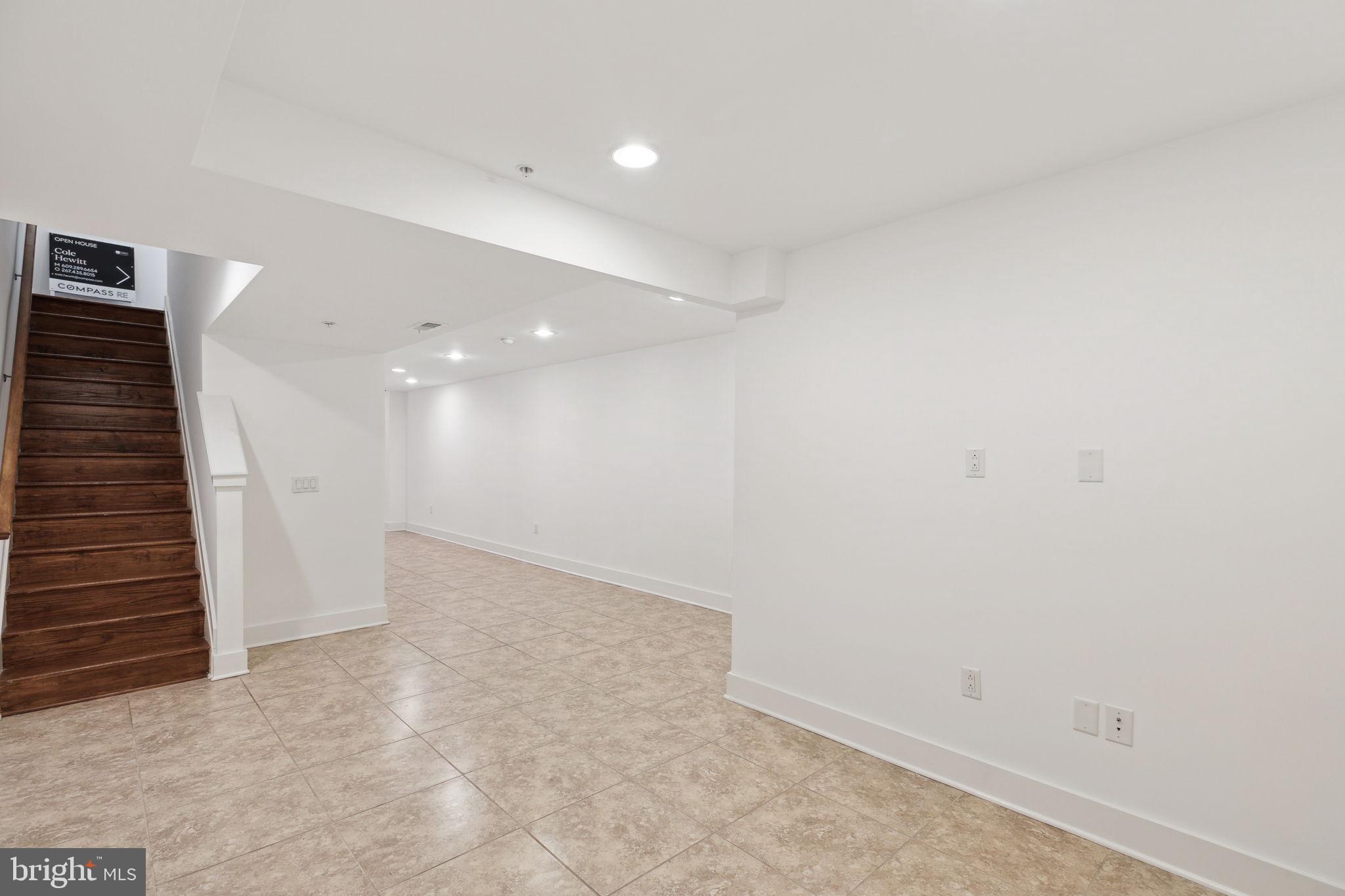 QUEEN VILLAGE - Residential