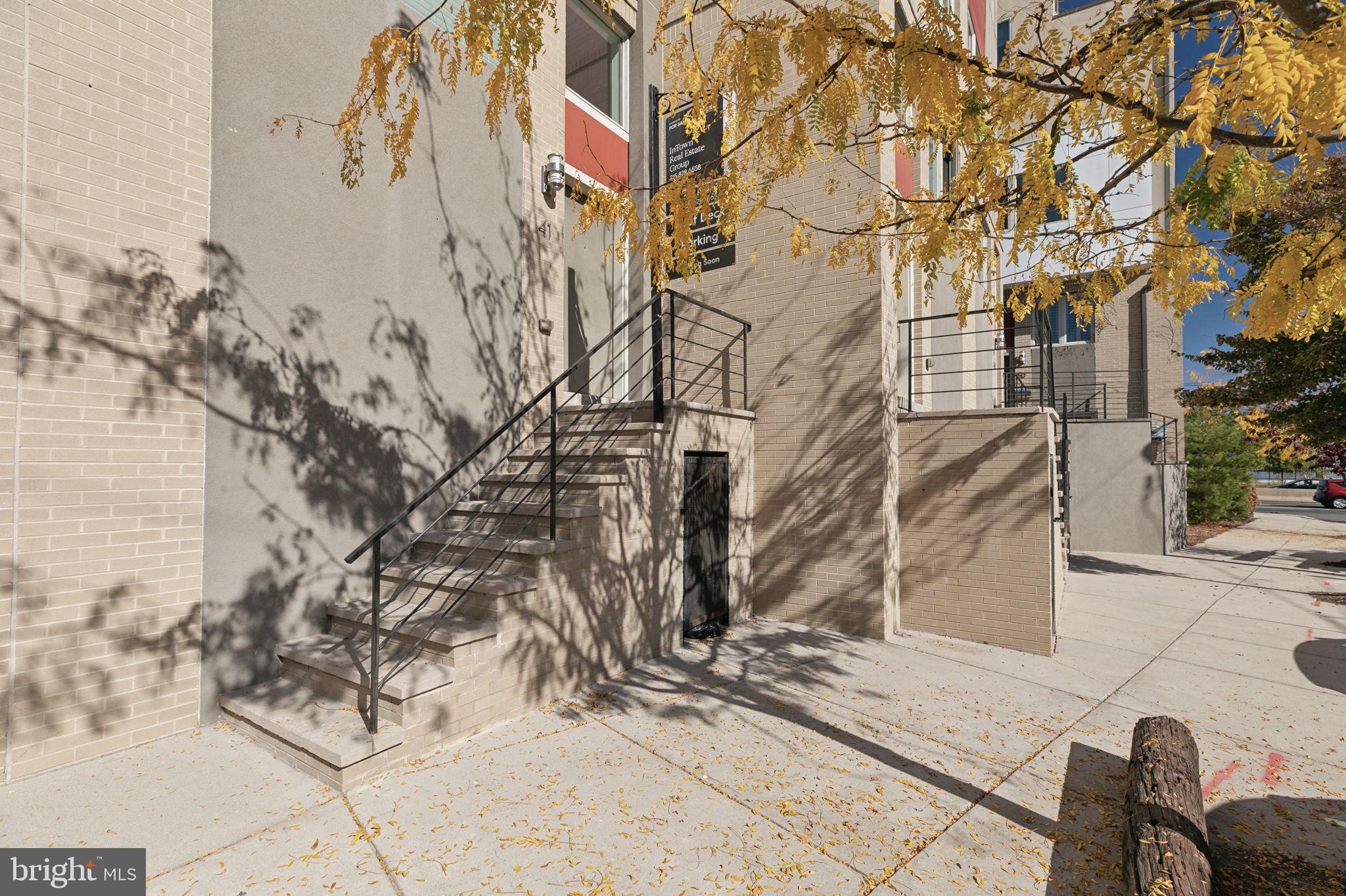 QUEEN VILLAGE - Residential