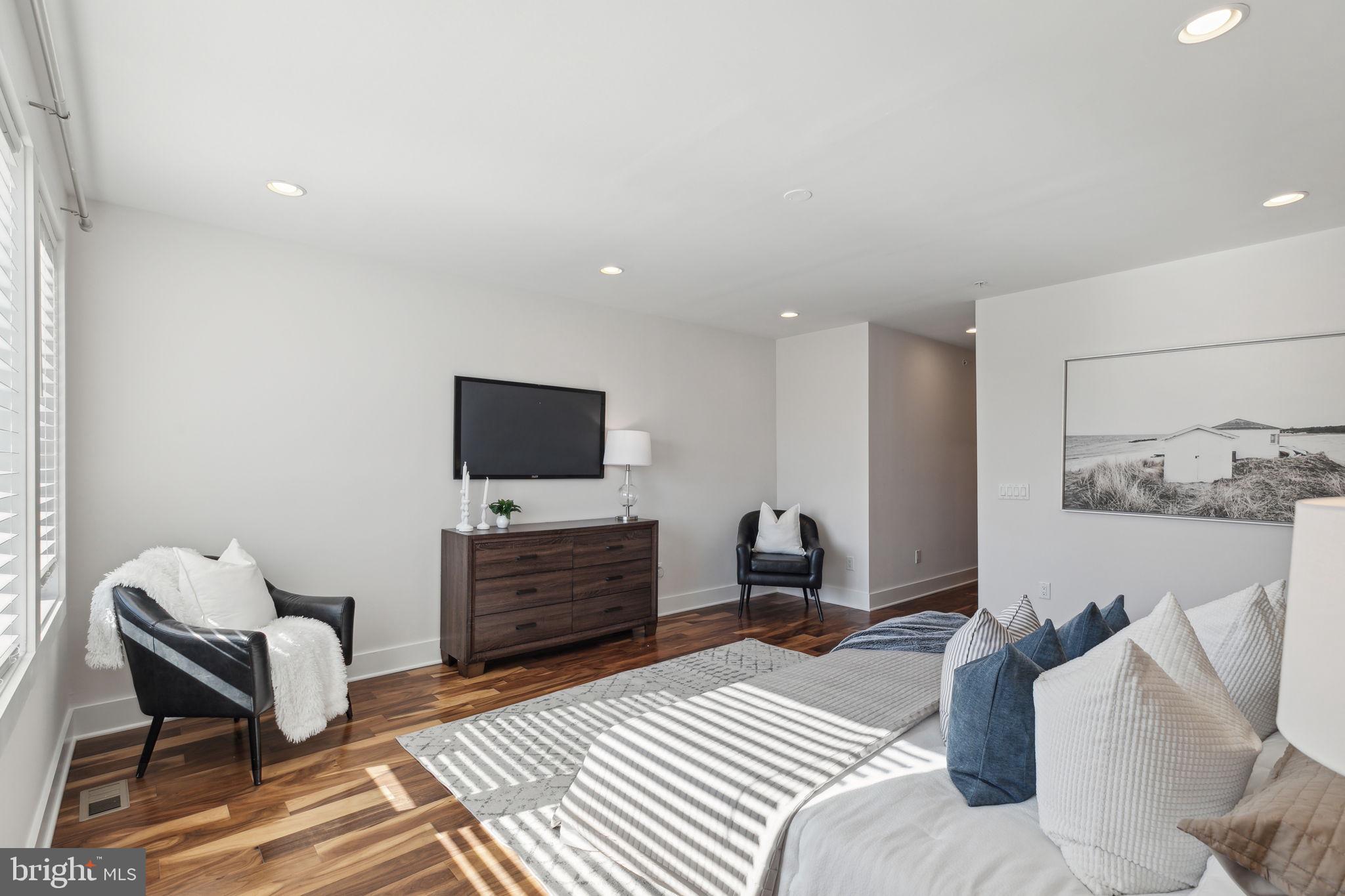 QUEEN VILLAGE - Residential