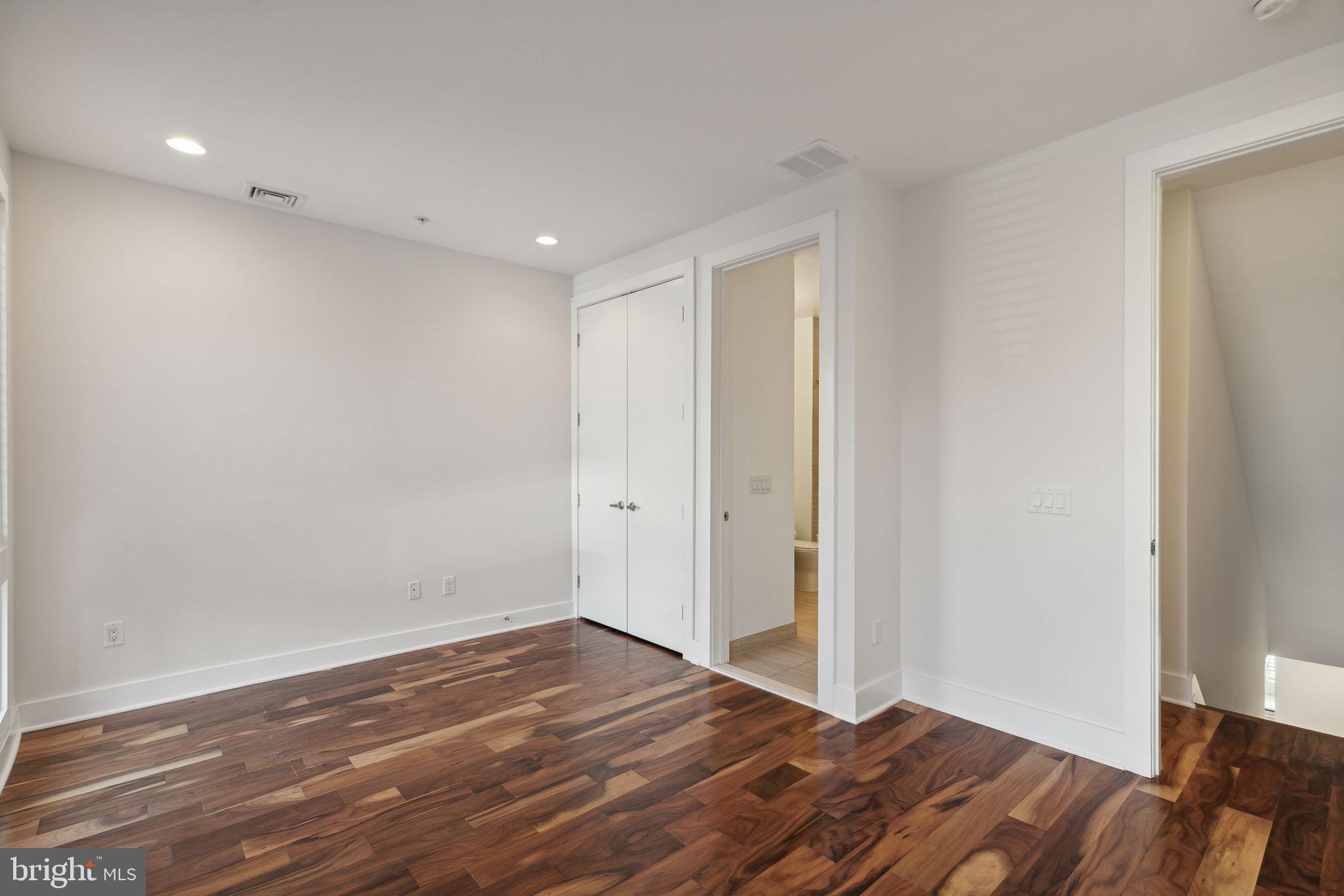 QUEEN VILLAGE - Residential