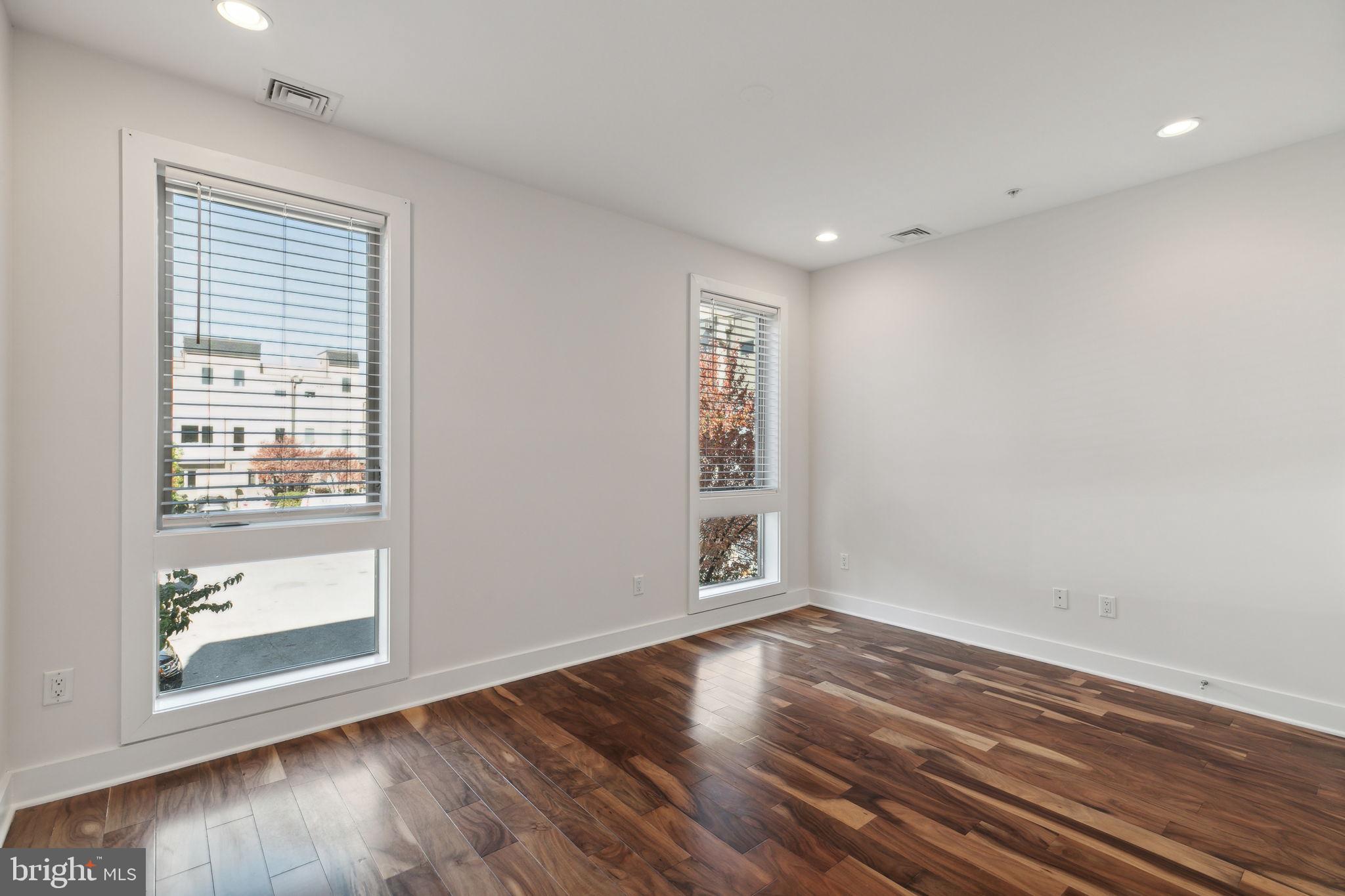 QUEEN VILLAGE - Residential