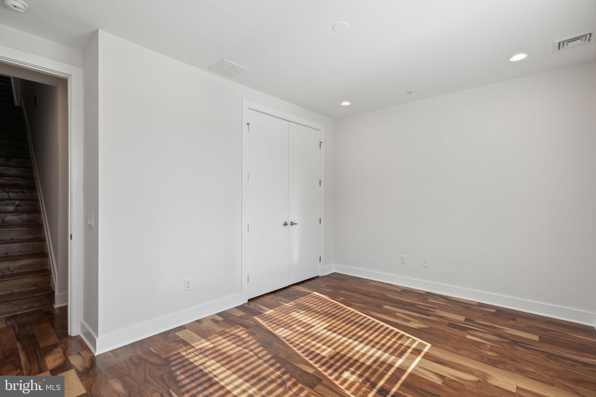 QUEEN VILLAGE - Residential