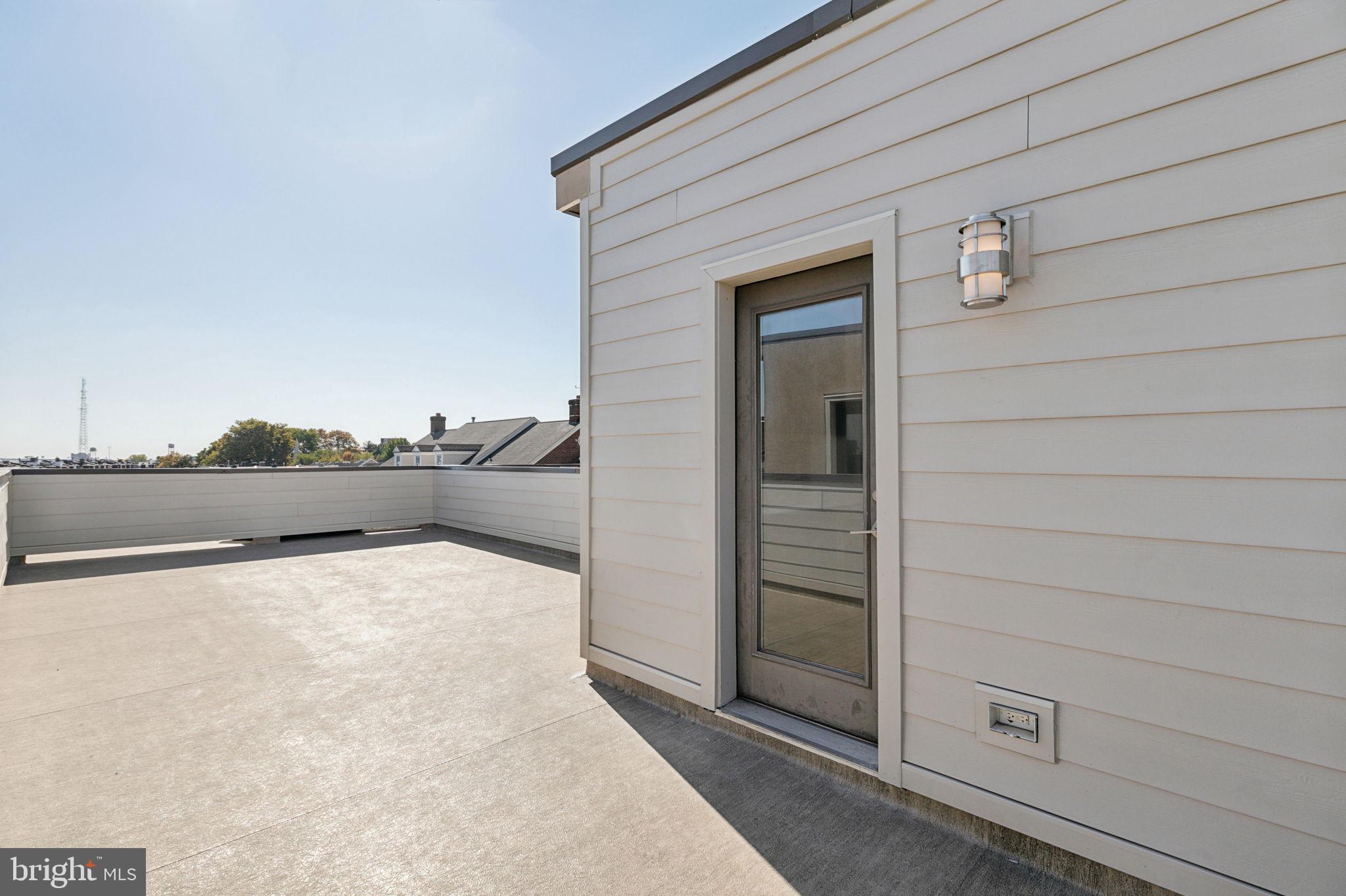 QUEEN VILLAGE - Residential