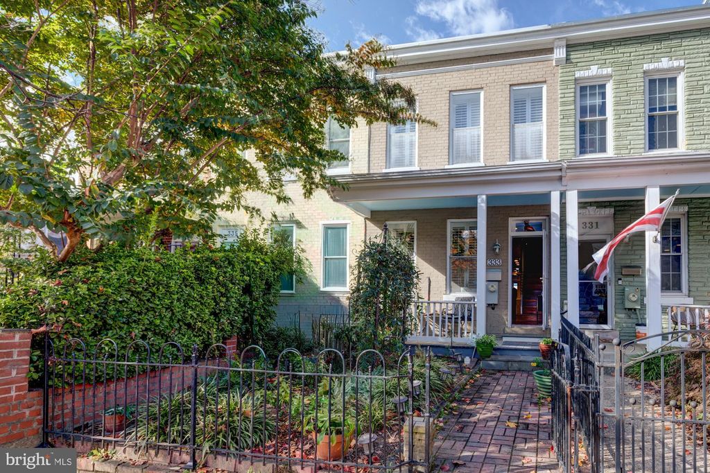 Photo of 333 16th Street SE, WASHINGTON, DC 20003 (MLS # DCDC2229652)