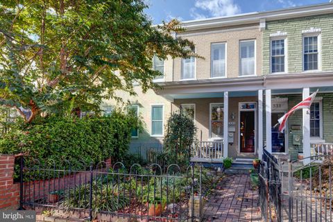 Photo of 333 16th Street SE, WASHINGTON, DC 20003 (MLS # DCDC2229652)