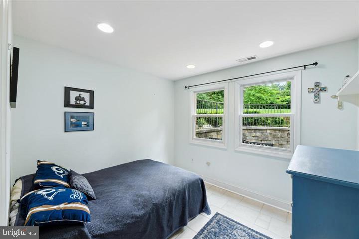 CRESCENT HILLS - Residential Lease