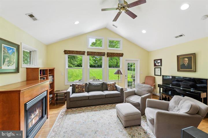 CRESCENT HILLS - Residential Lease