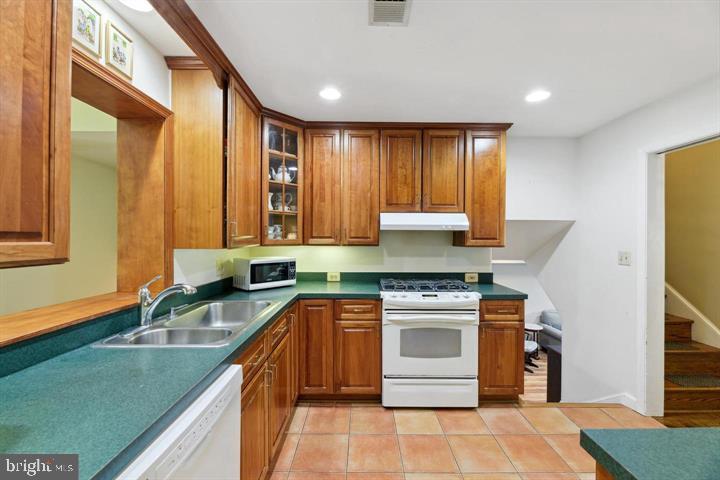 CRESCENT HILLS - Residential Lease