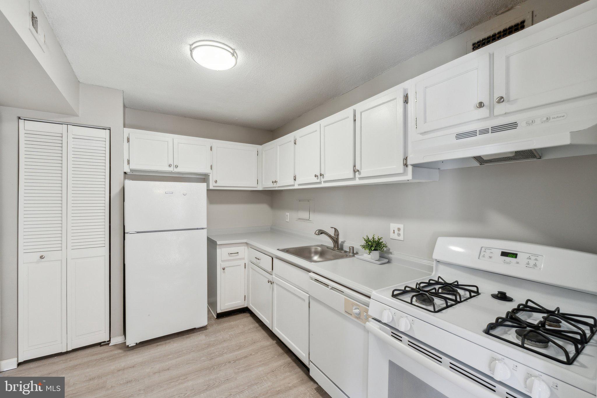 PRESIDENTIAL TOWERS - Residential