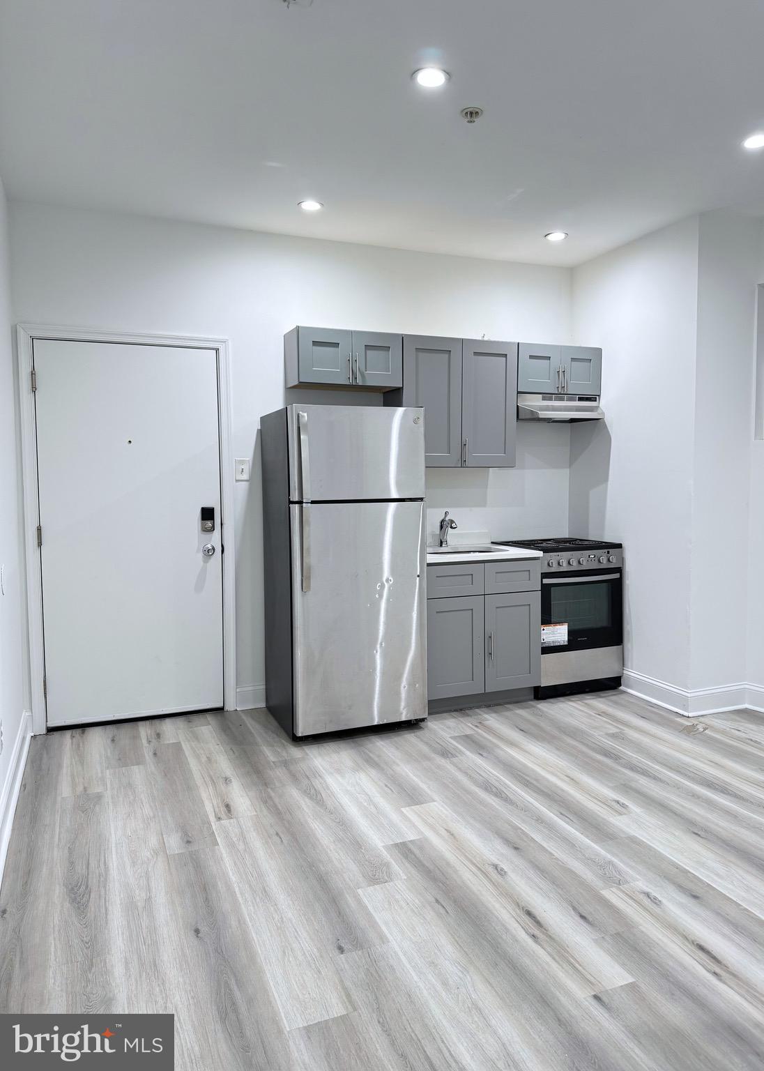 💥💥TEMPLE UNIVERSITY HOSPITAL !!!💥💥
Modern 2 Bedroom Apartment On North Broad St
Welcome to your newly renovated 2 -bedroom, 1-bathroom retreat nestled in the vibrant scene of North Broad Street! This modern apartment features stainless steel appliances, creating a stylish and functional kitchen for all your culinary delights. You’ll also appreciate the convenience of an in-unit washer and dryer, along with efficient central heating and air conditioning for year-round comfort.
Step outside to explore a lively neighborhood filled with delightful eateries and unique shops, all just a stone's throw away. Commuting is a breeze with the Broad Street Train Station and bus line mere steps from your front door. Additionally, you'll be just a short distance from the esteemed Temple University Hospital.
This apartment perfectly blends comfort, style, and an unbeatable location—ideal for anyone looking to enjoy the best of city living.
We gladly accept PHA and all voucher programs. Your housing needs are important to us, and we are committed to providing a comfortable and accommodating living environment for everyone.
For more information, feel free to reach out or visit our website.
Thank you for considering us for your next home! Don’t let this one slip away!