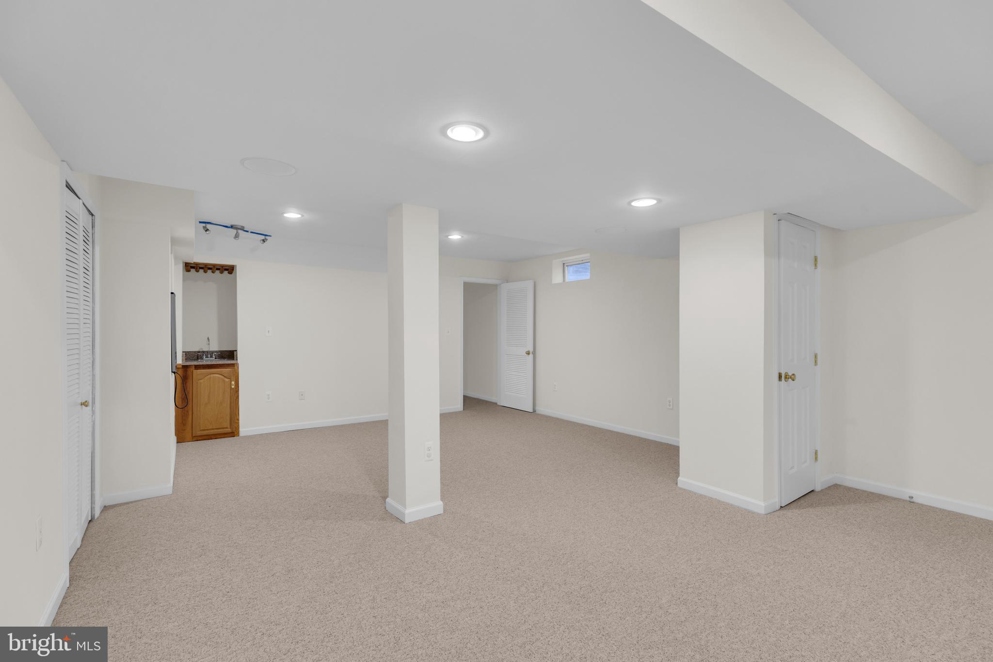 BROAD RUN OAKS - Residential