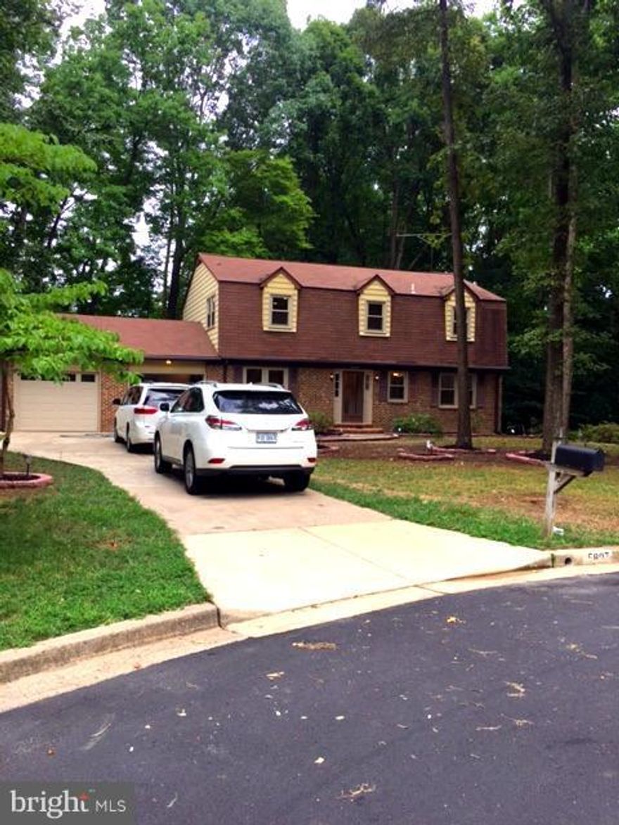 Great single family home located in the prestigious neighborhood of Montclair. With updated bathrooms, updated kitchen. New Paint, new hardwood floors. New appliances. Beautiful landscape. Only steps away from the golf course. 5 spacious bedrooms, 2.5 baths, with a two car garage. This home is nestled in a cul-de-sac. EXCELLENT LOCATION....ETC...