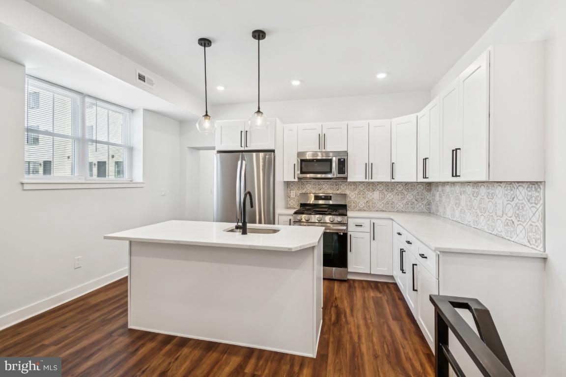 PORT RICHMOND - Residential Lease