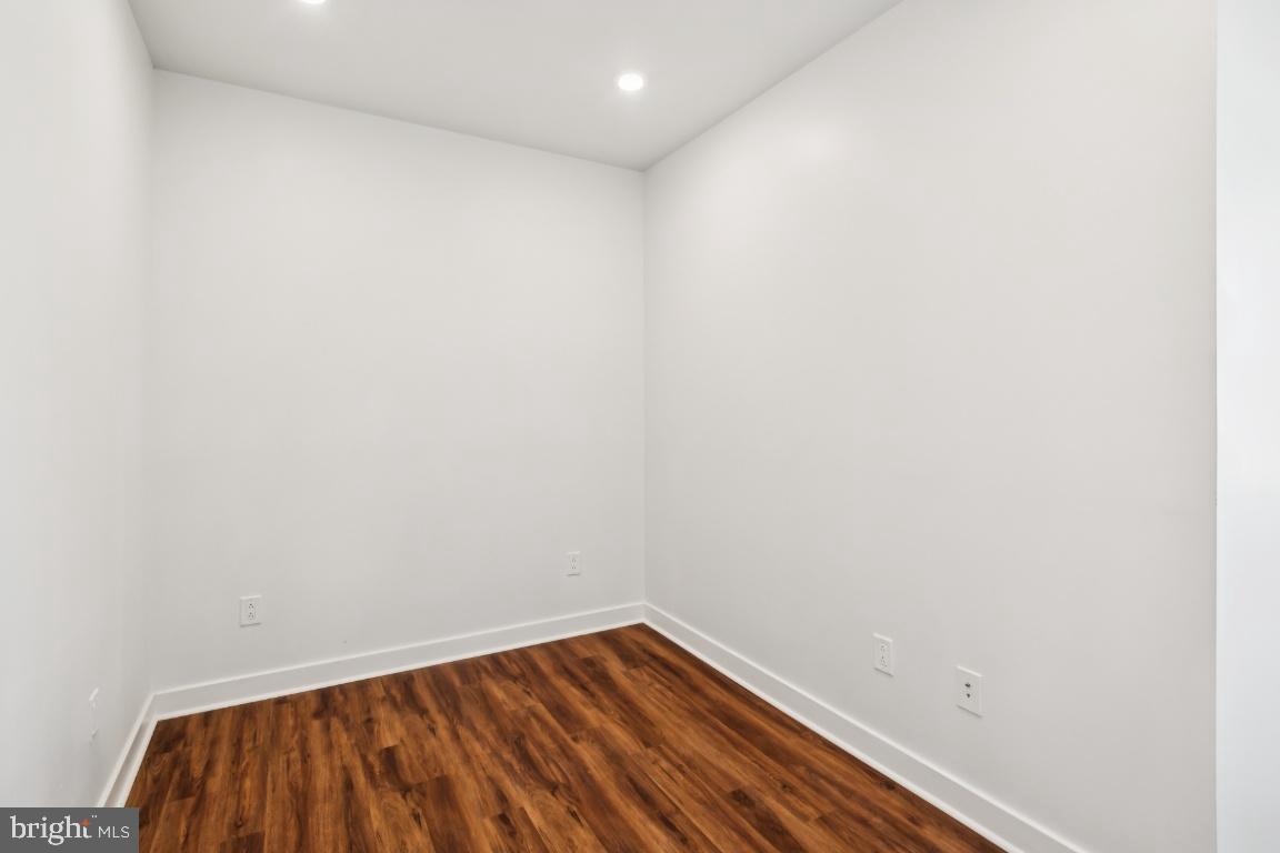 PORT RICHMOND - Residential Lease