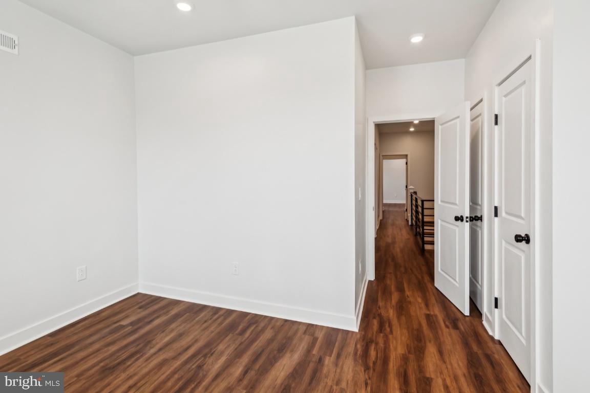 PORT RICHMOND - Residential Lease