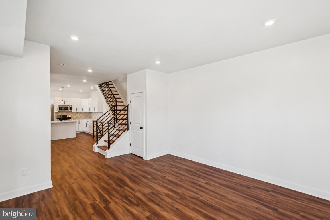 PORT RICHMOND - Residential Lease