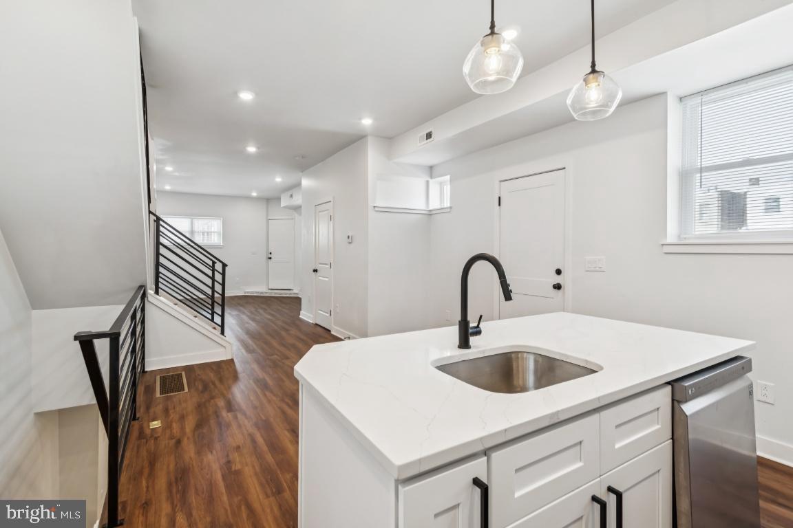 PORT RICHMOND - Residential Lease