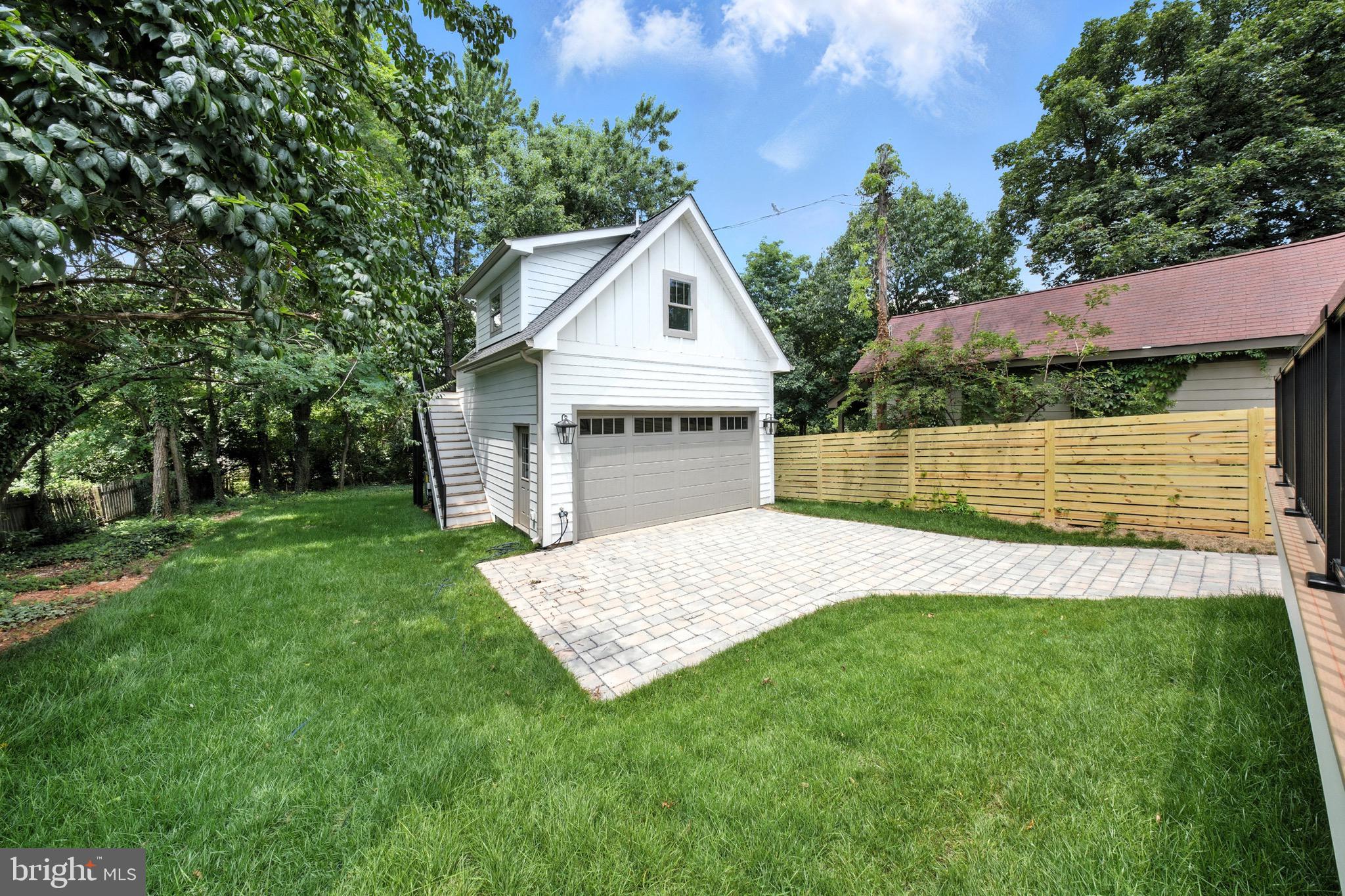 LYONHURST - Residential