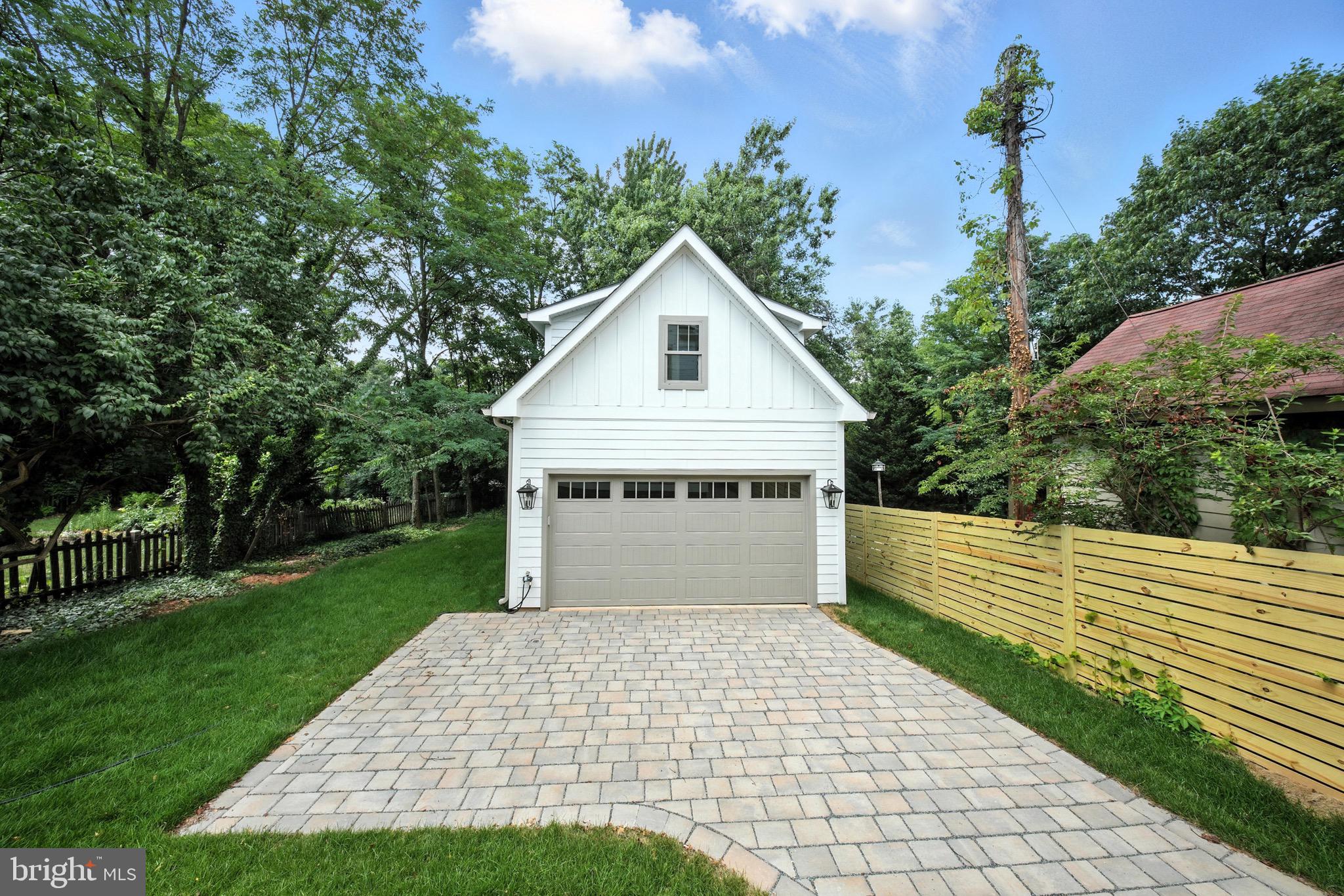 LYONHURST - Residential