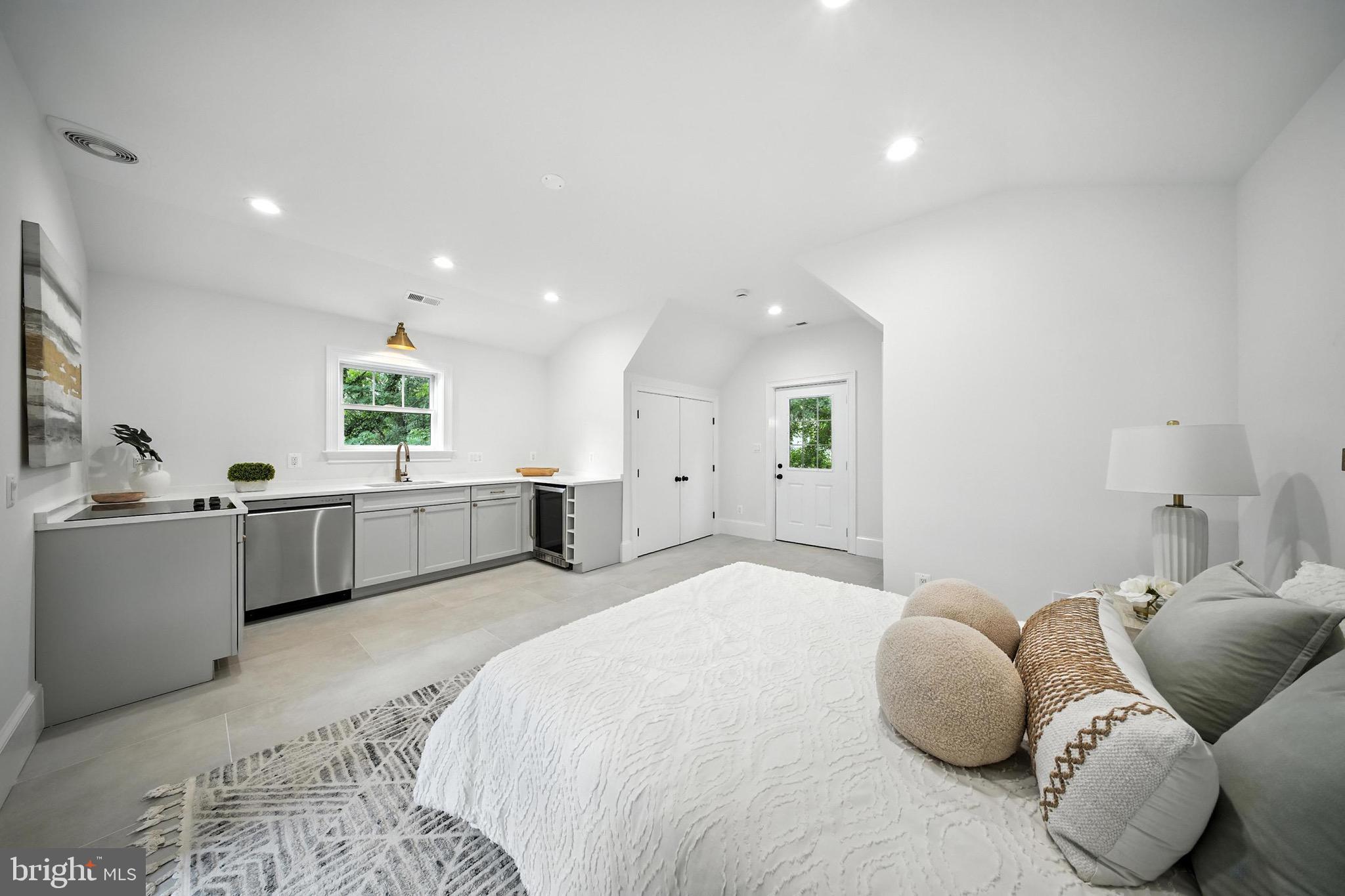 LYONHURST - Residential