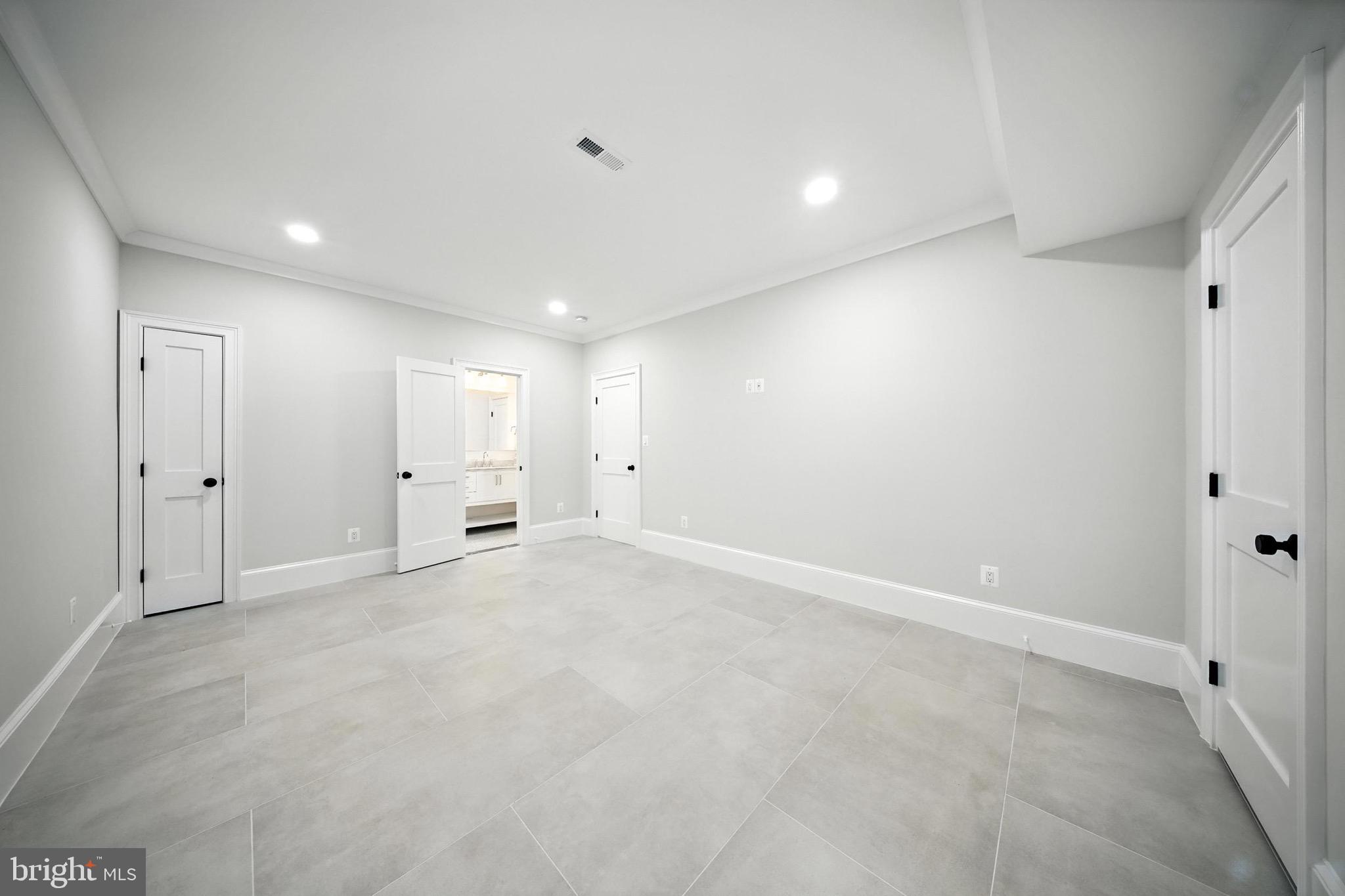 LYONHURST - Residential