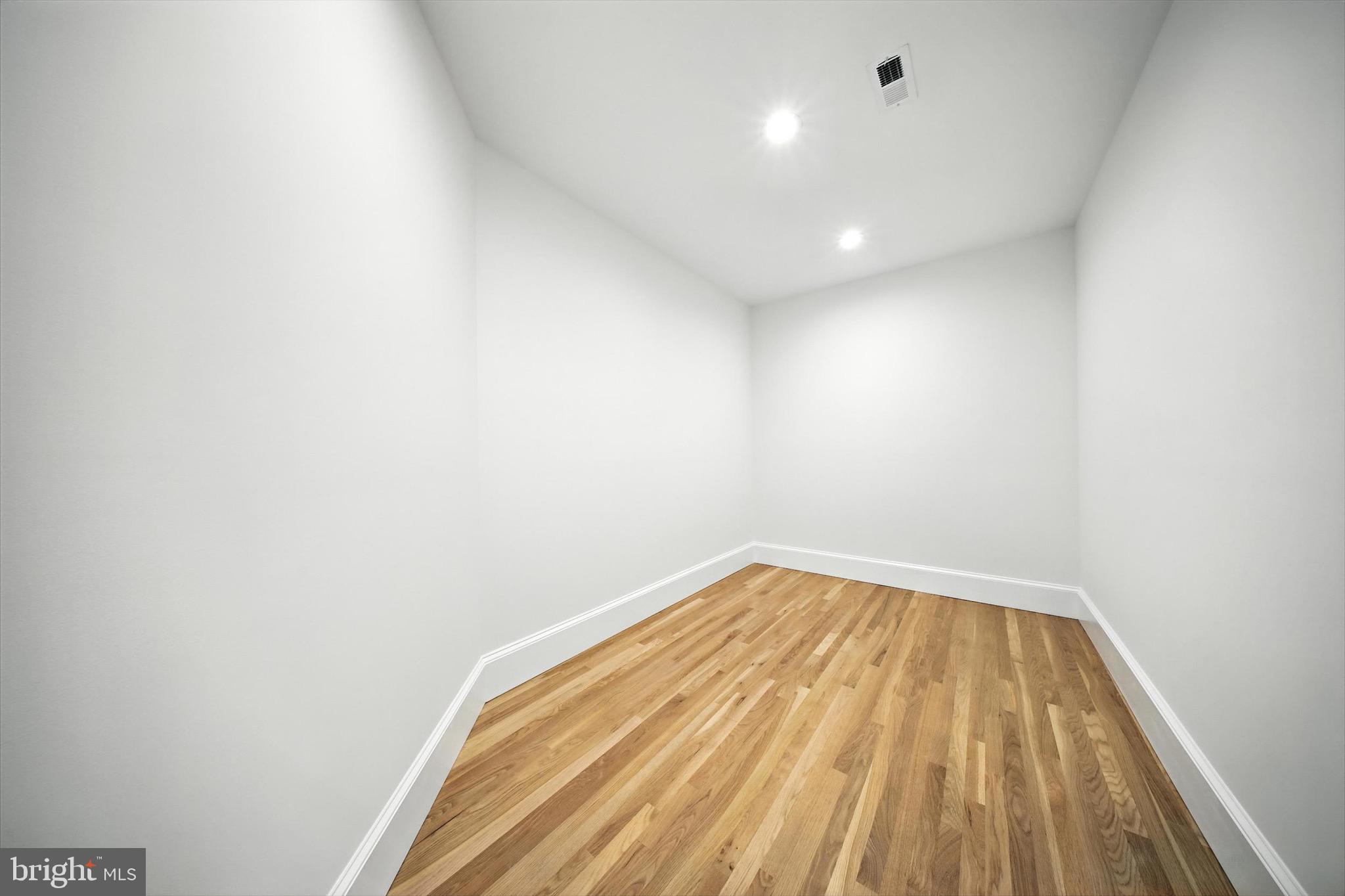 LYONHURST - Residential