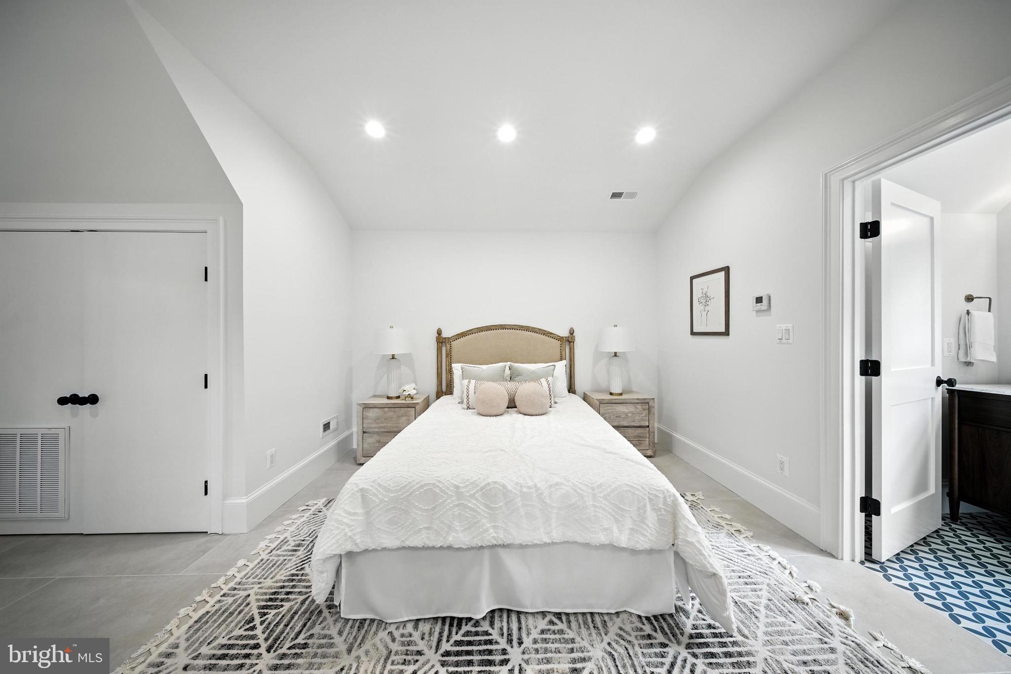 LYONHURST - Residential