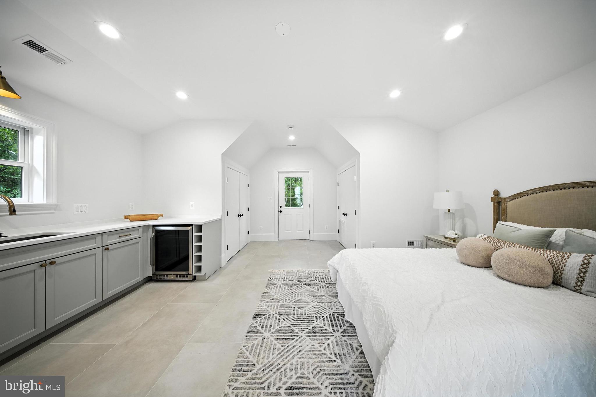 LYONHURST - Residential