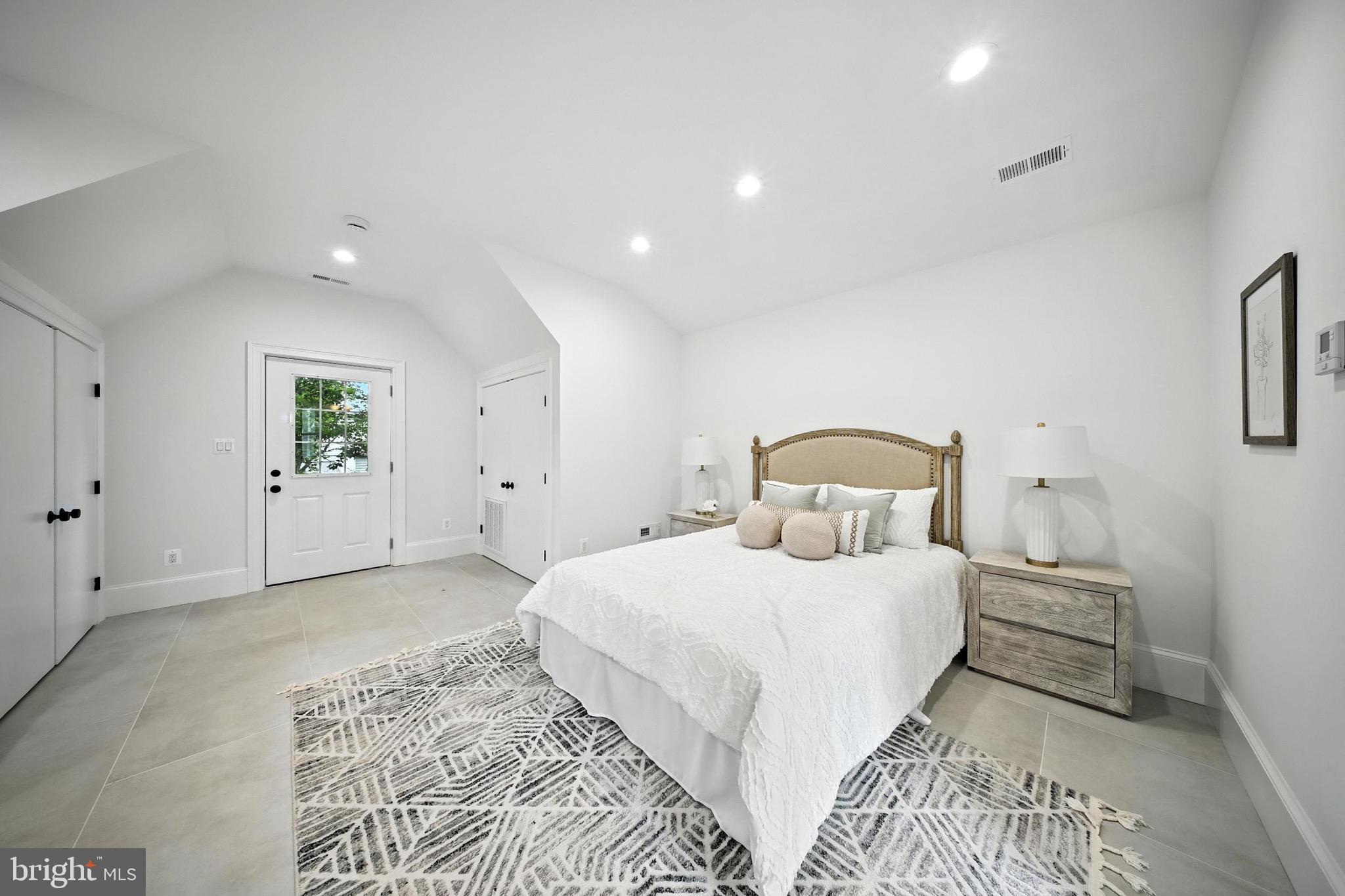 LYONHURST - Residential