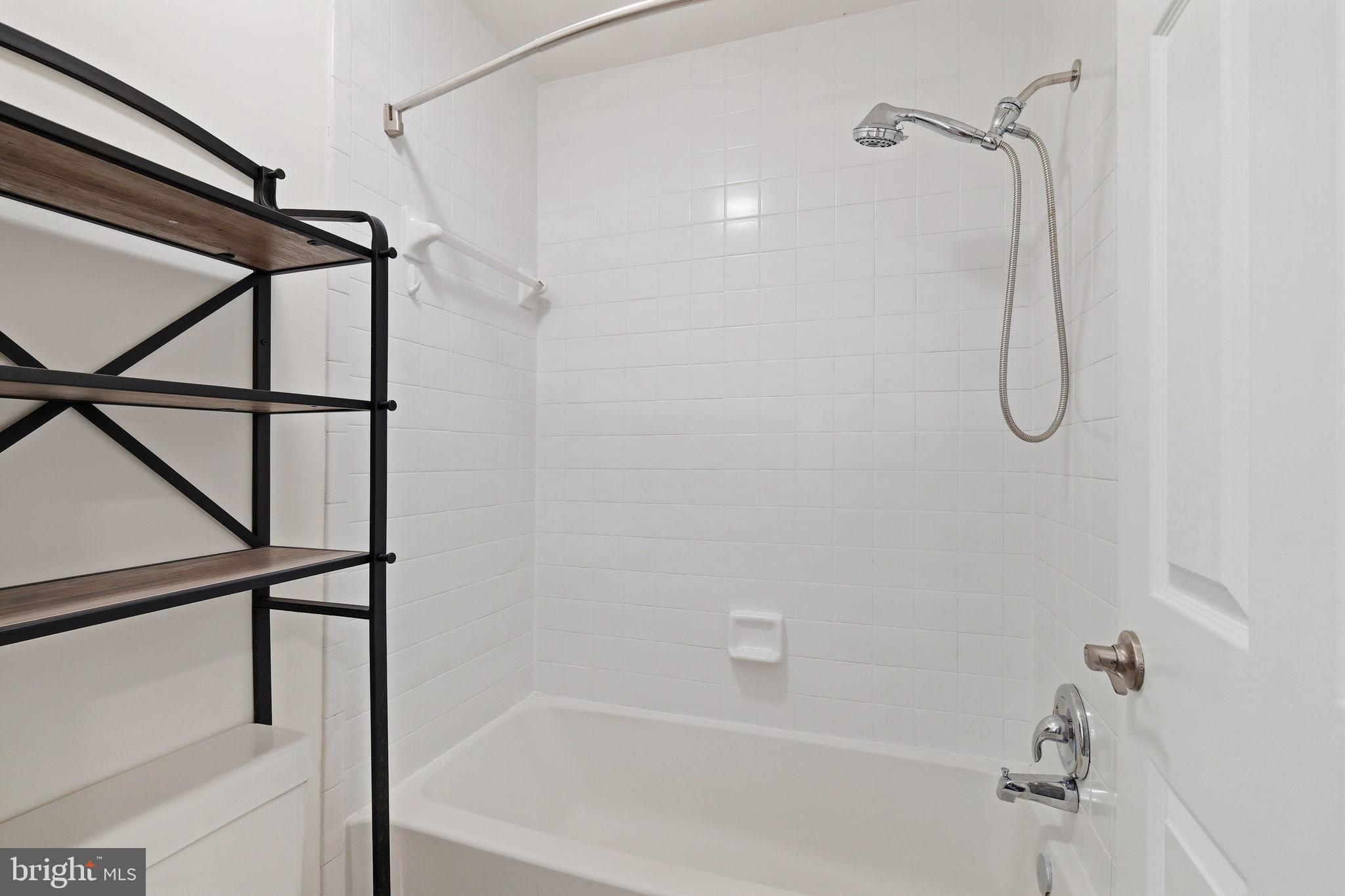 THE GABLES ON TUCKERMAN - Residential