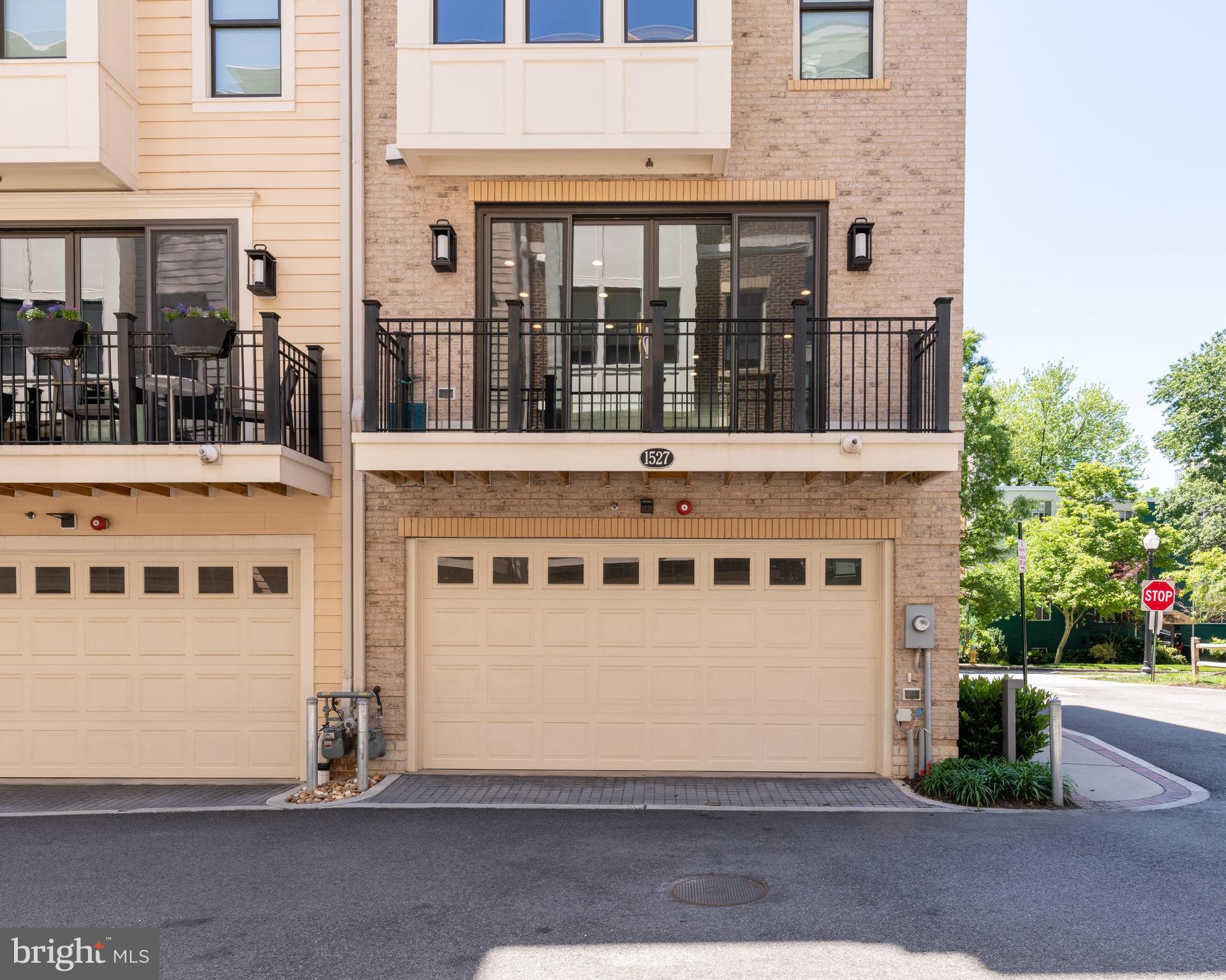 ROSSLYN - Residential Lease