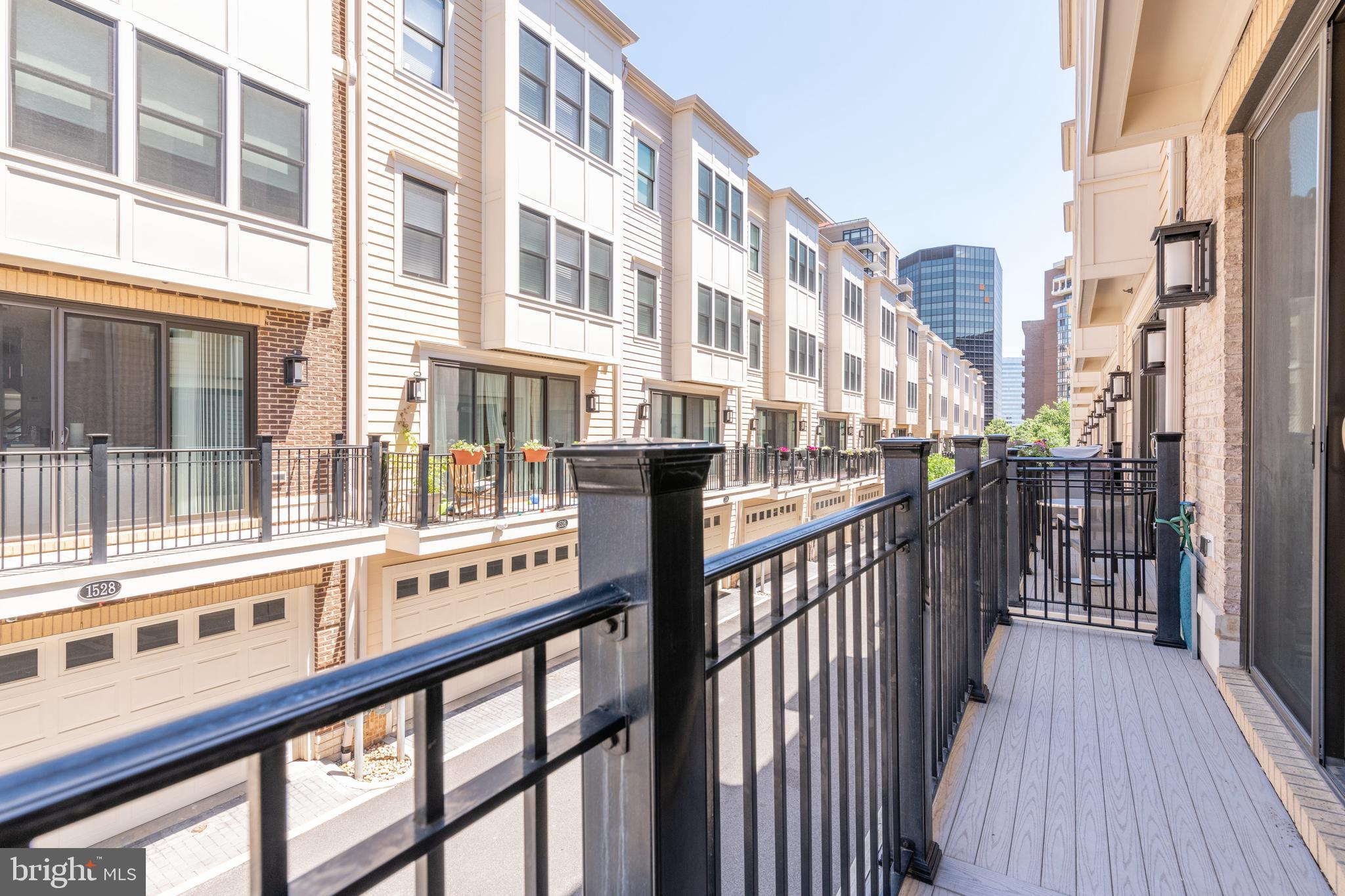 ROSSLYN - Residential Lease