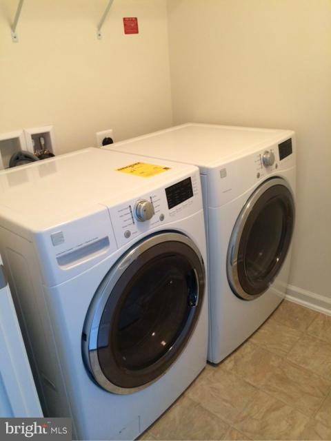 SIGNATURE AT BROADLANDS - Residential Lease