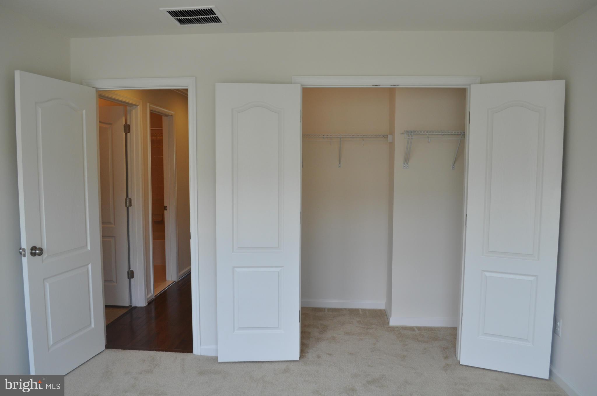 SIGNATURE AT BROADLANDS - Residential Lease