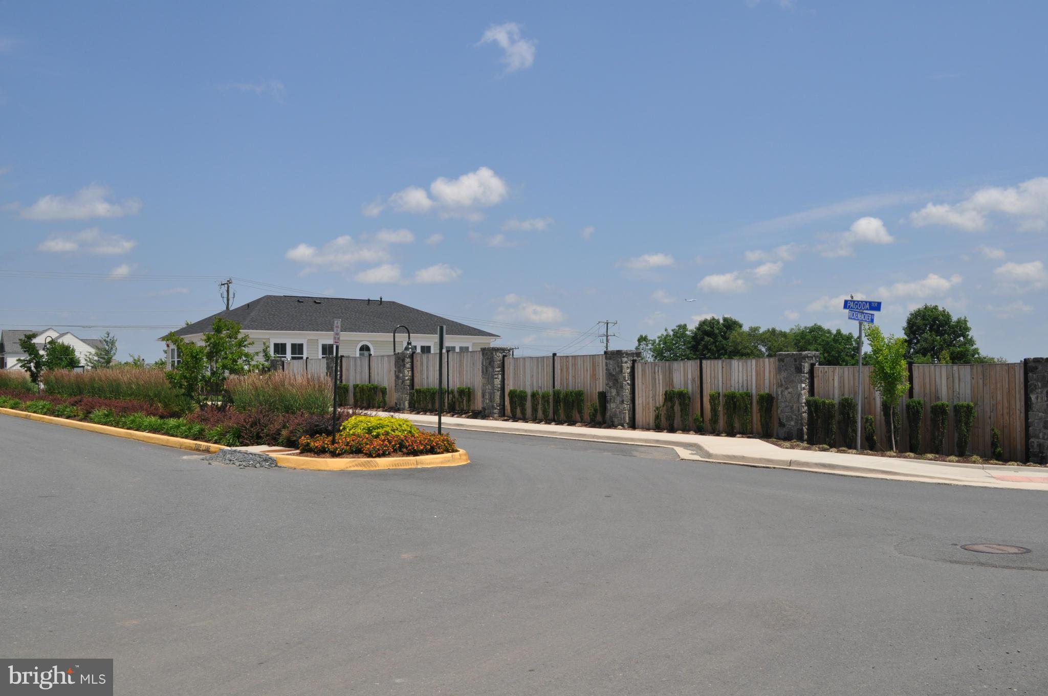 SIGNATURE AT BROADLANDS - Residential Lease