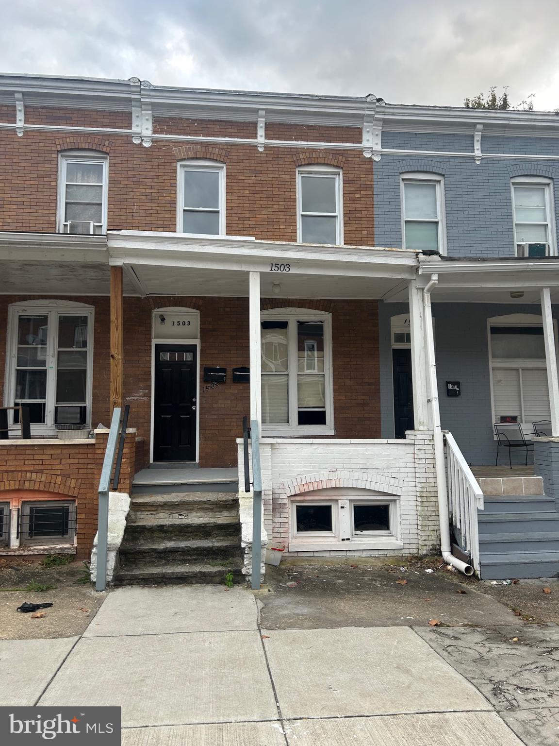 Is duplex living for you? We have an updated 2 bedroom, 1 bathroom apt in Cold Spring/Newtown. This unit is conveniently located off of the Alameda and features an in unit washer dryer. Please contact your Agent to schedule a tour.