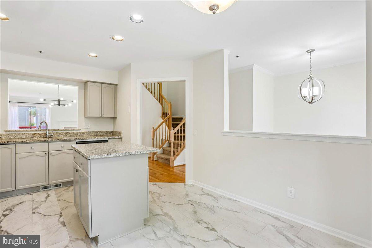 4 CARRIAGE WALK COURT
