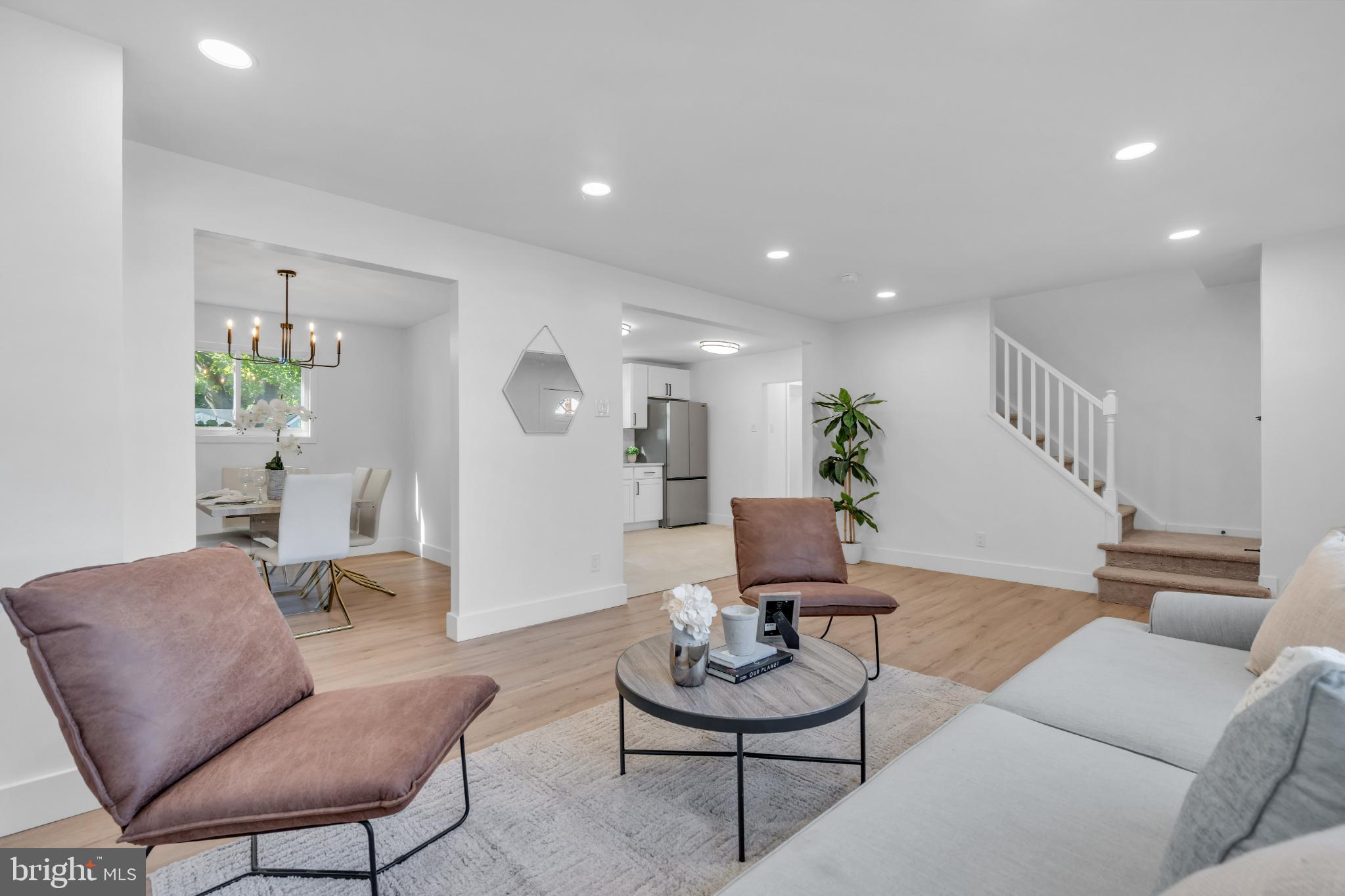 104 E LAURELTON AVENUE