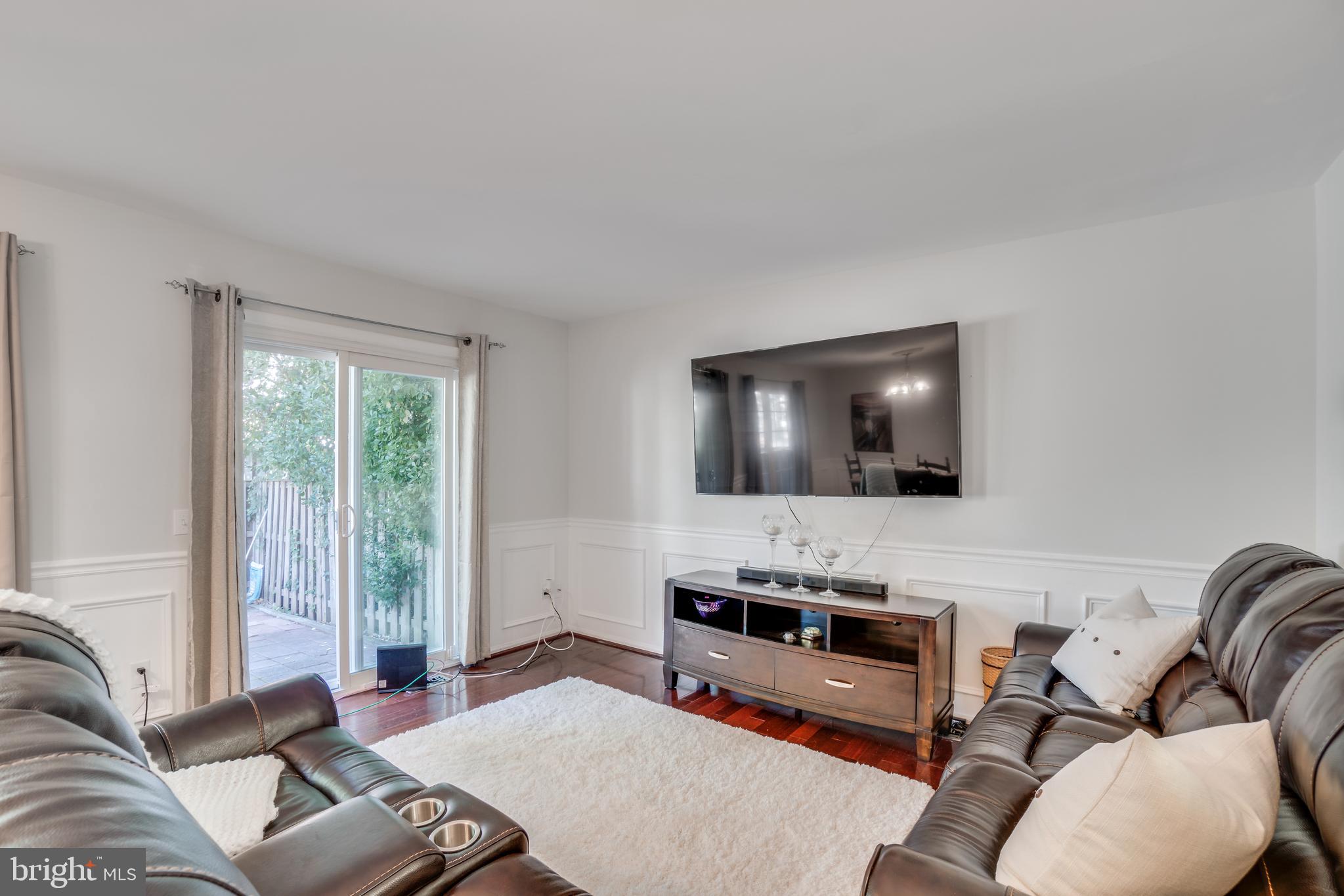 LONDON TOWNE - Residential