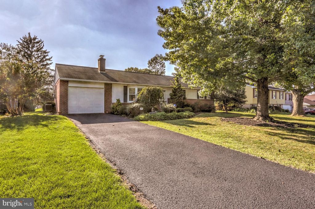 Photo of 70 Meadow View Drive, LEOLA, PA 17540 (MLS # PALA2076766)