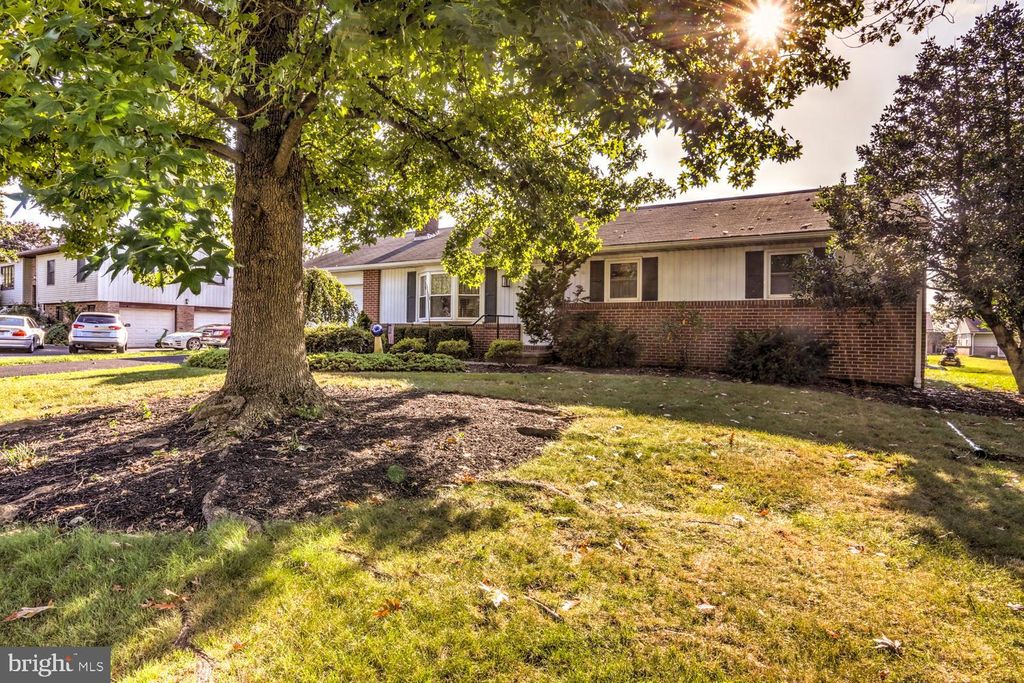 Photo of 70 Meadow View Drive, LEOLA, PA 17540 (MLS # PALA2076766)