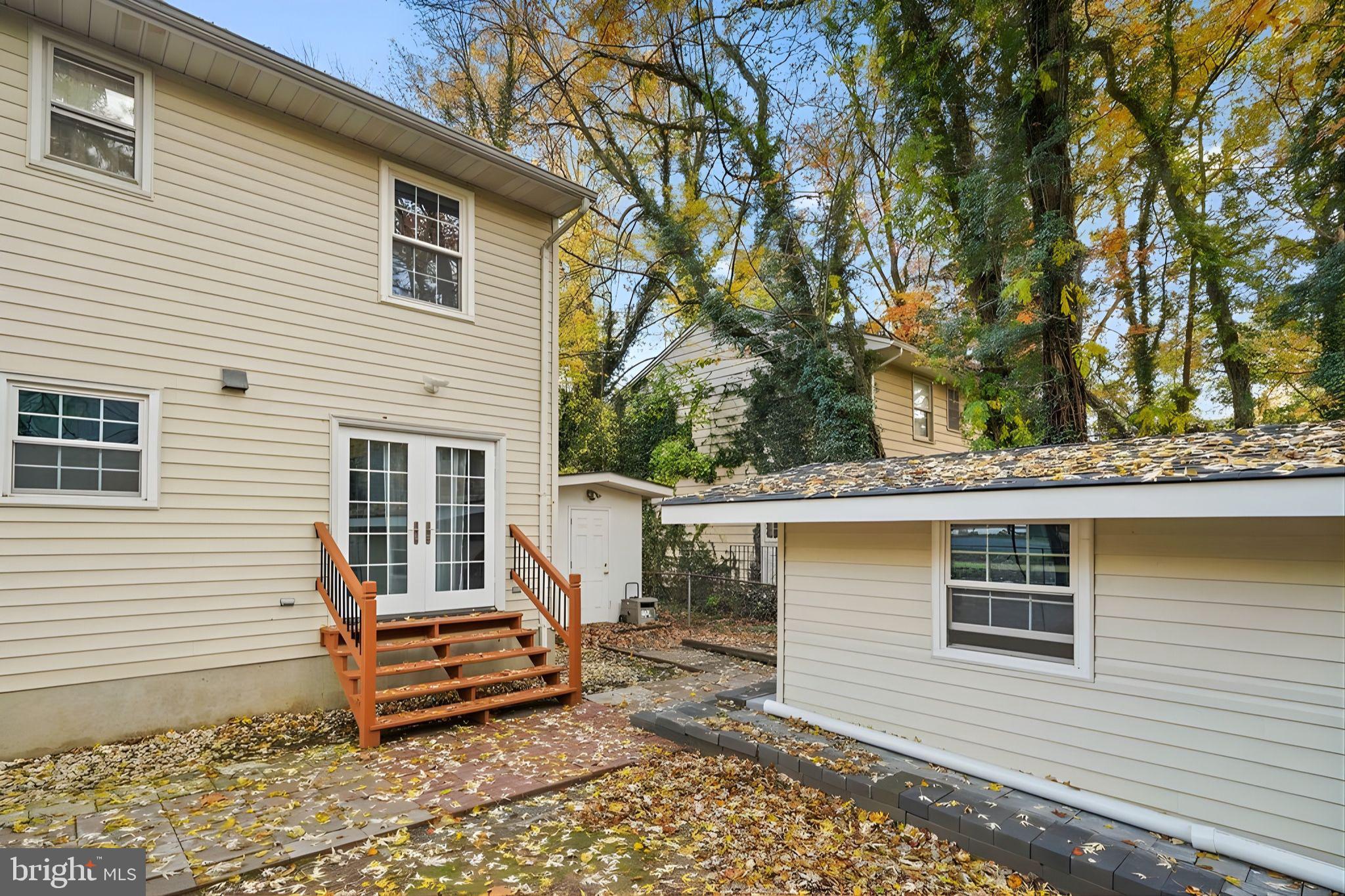 BEVERLY MANOR - Residential Lease